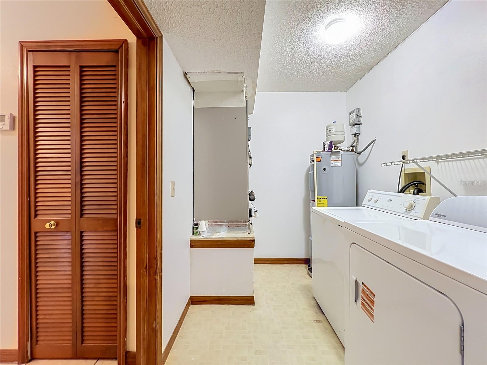 O6435341 Property Photo 61