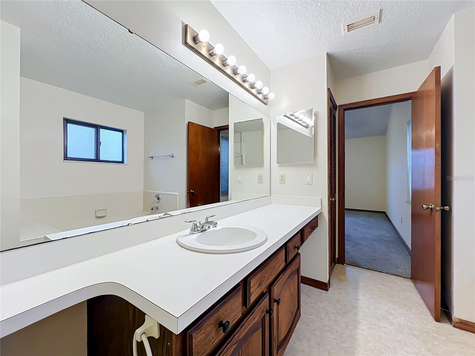 O6435341 Property Photo 63