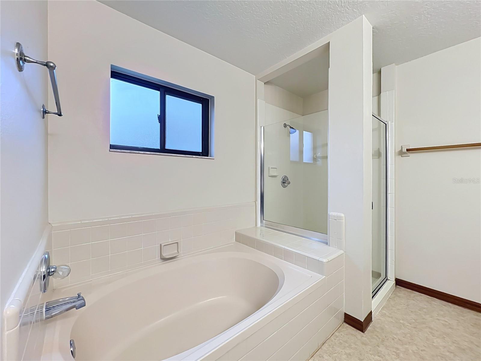 O6435341 Property Photo 64