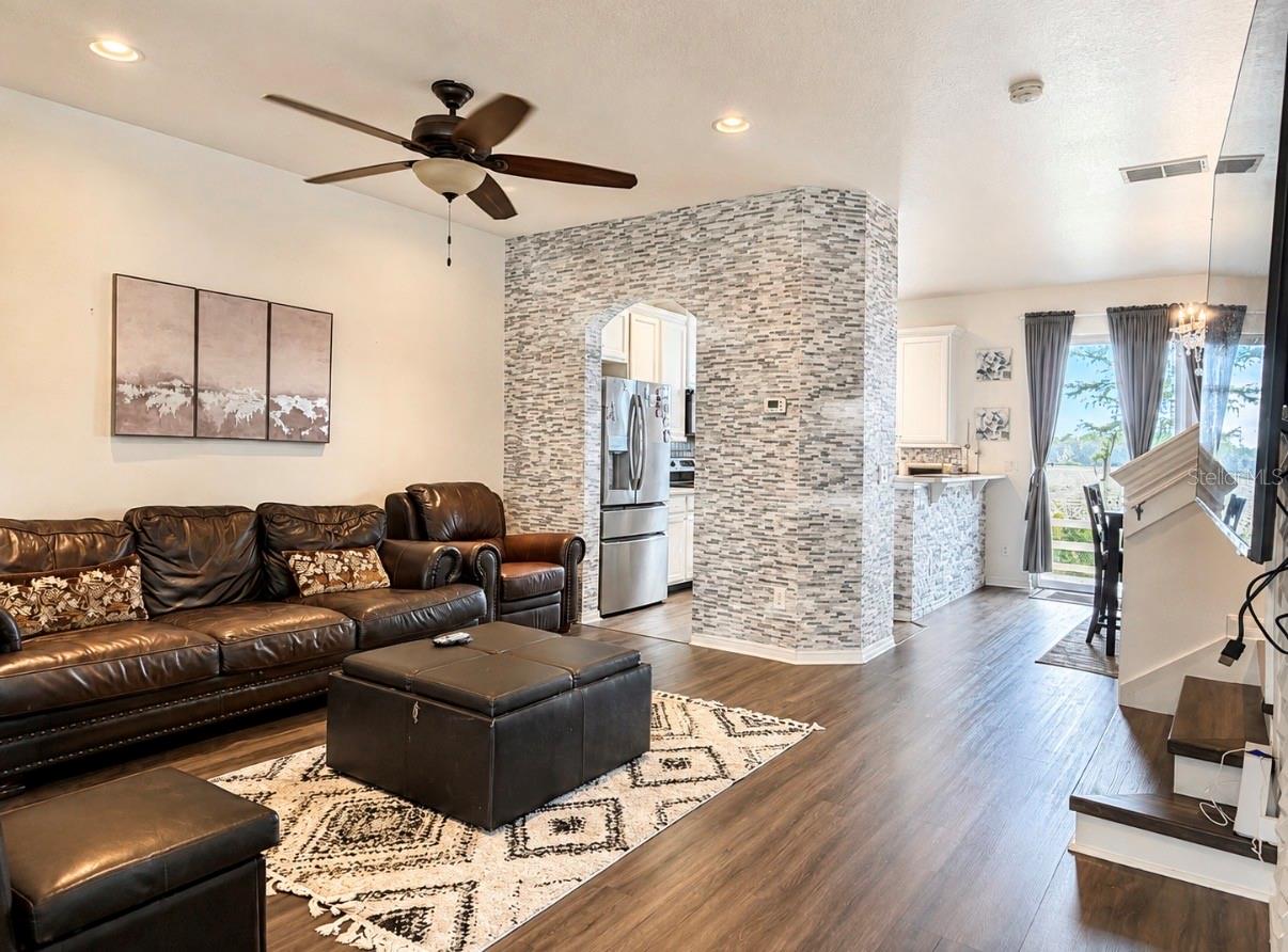 10210 Fallsgrove St Property Photo 6