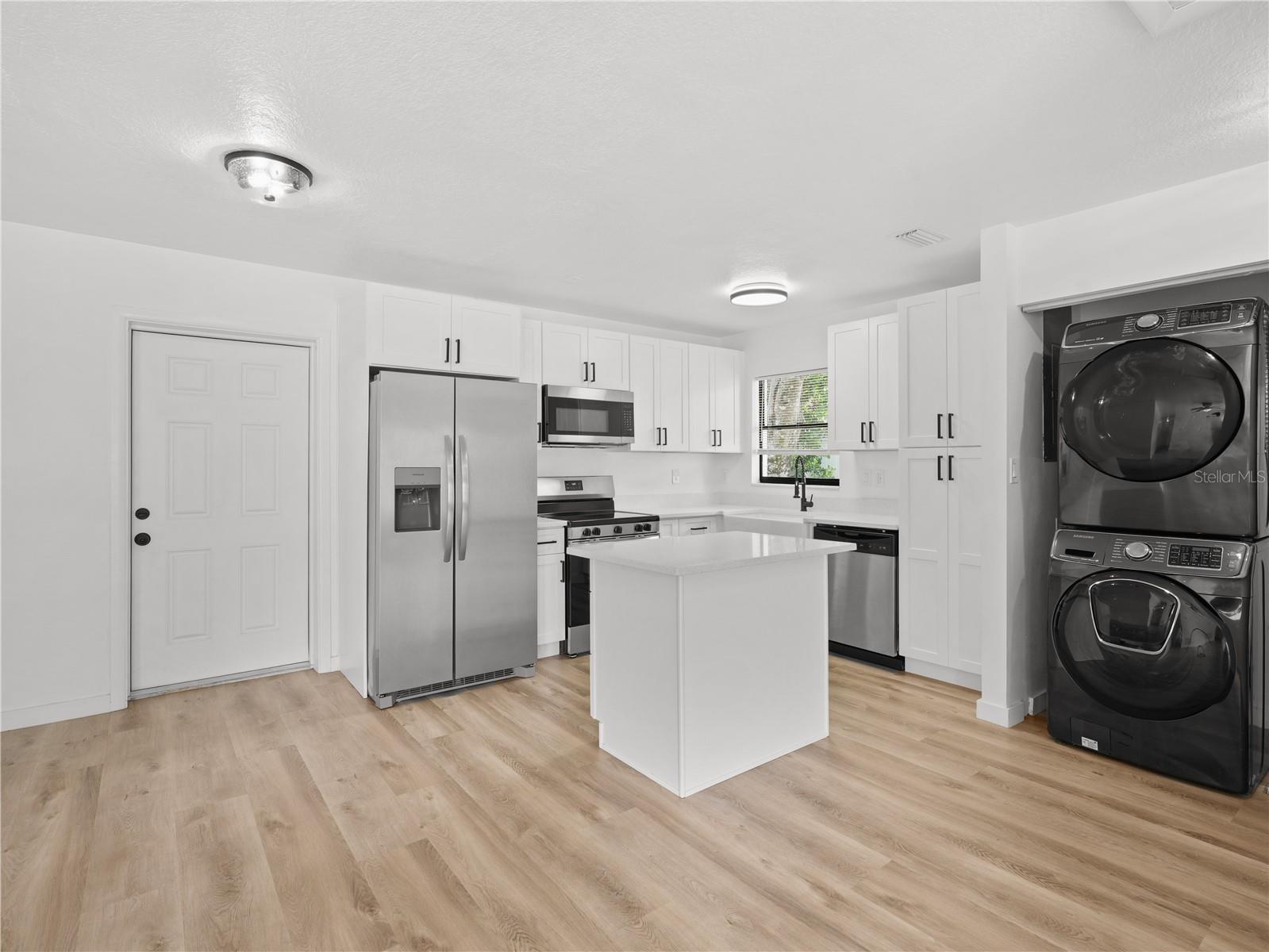 2181 Linden Rd Property Photo 3