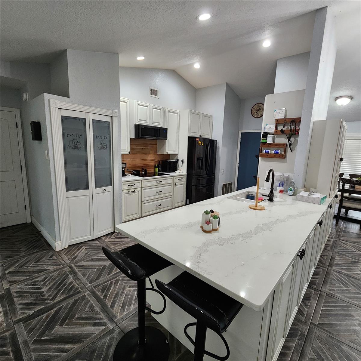 2221 Kiwi Trl Property Photo 4