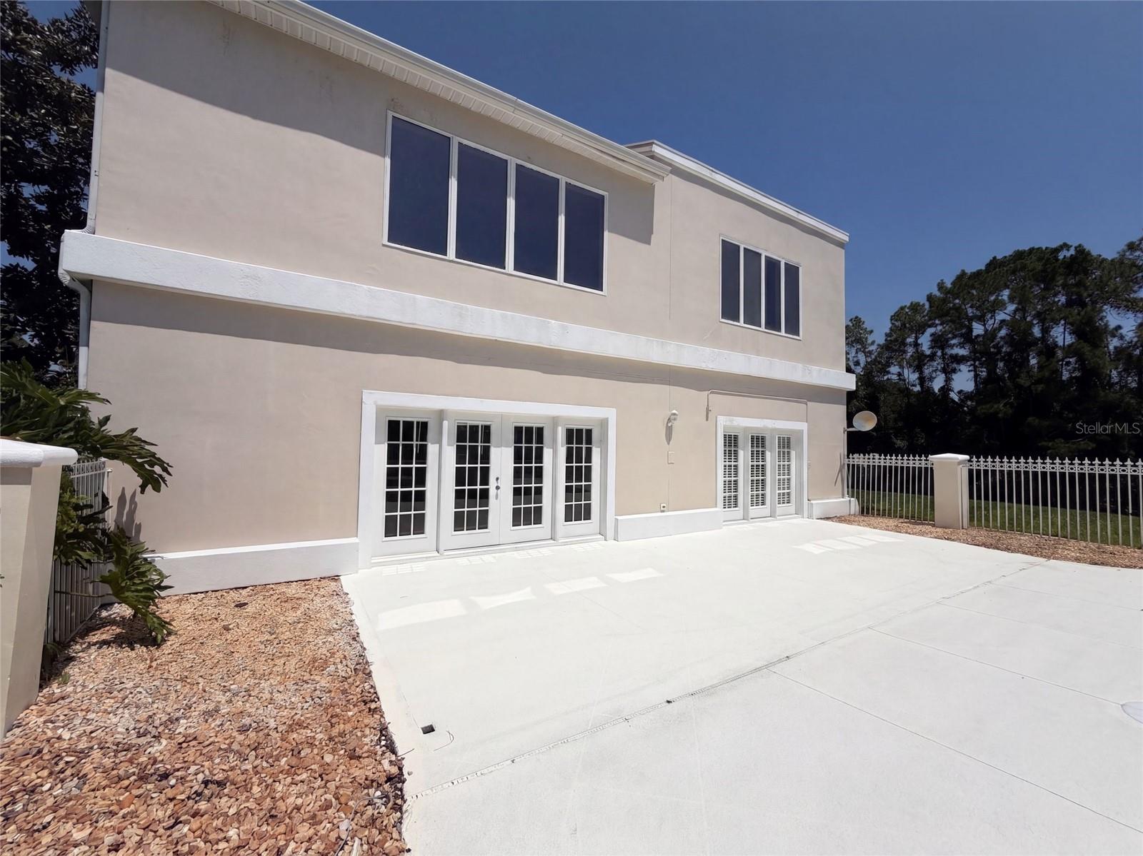24 Bay Pointe Dr Property Photo 5