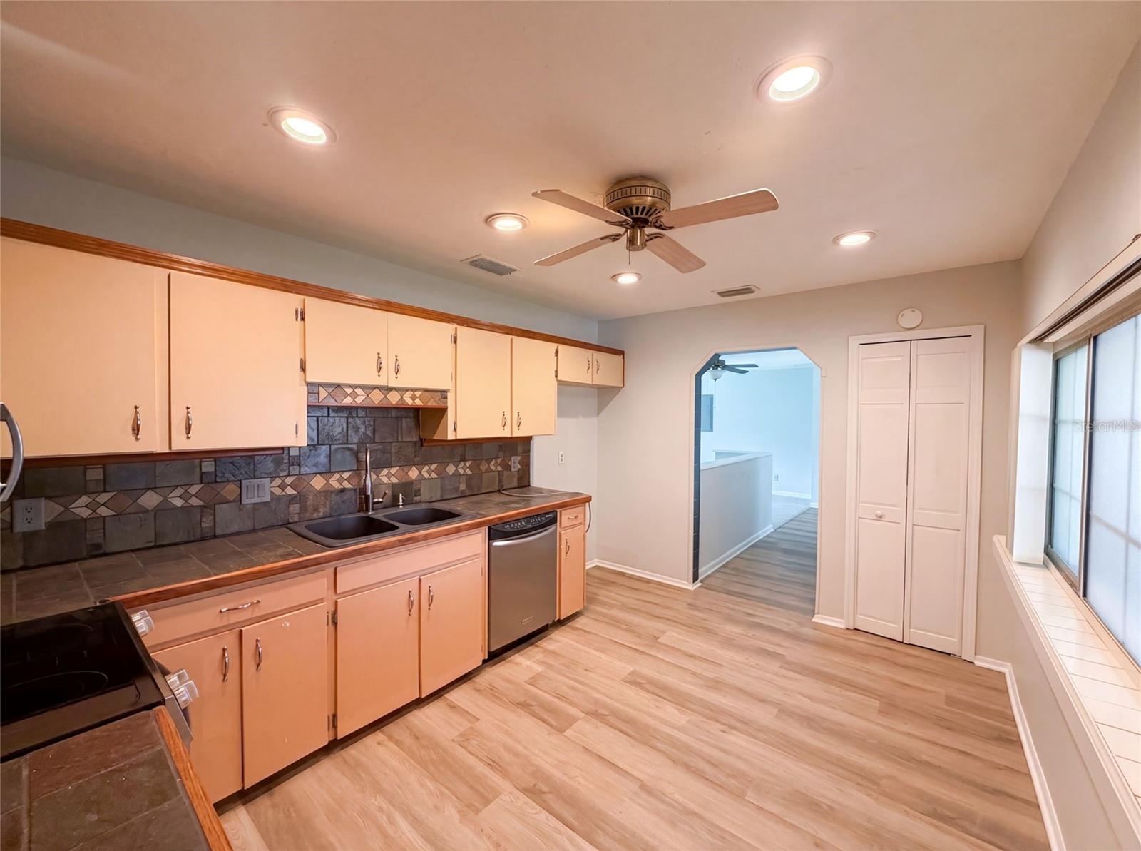 466 Leland Dr Property Photo 3