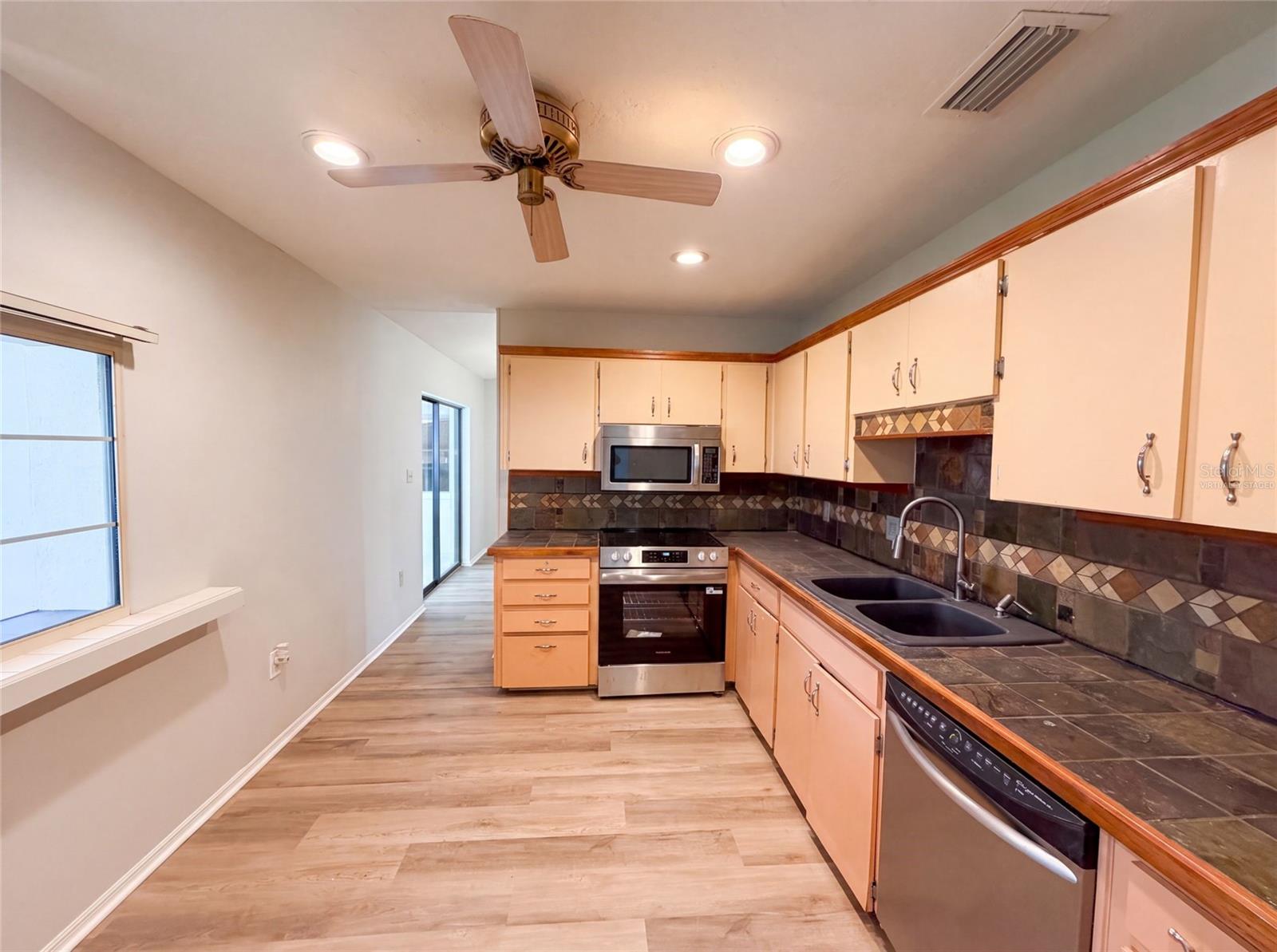466 Leland Dr Property Photo 4