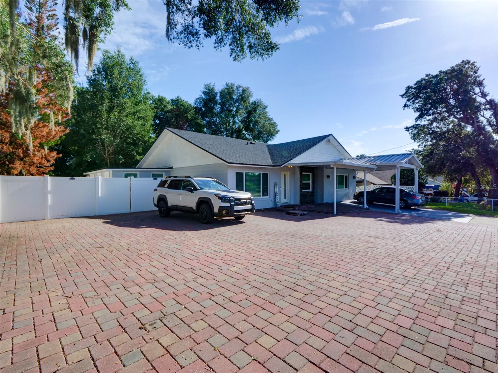 1915 E Lake Dr Property Photo 4