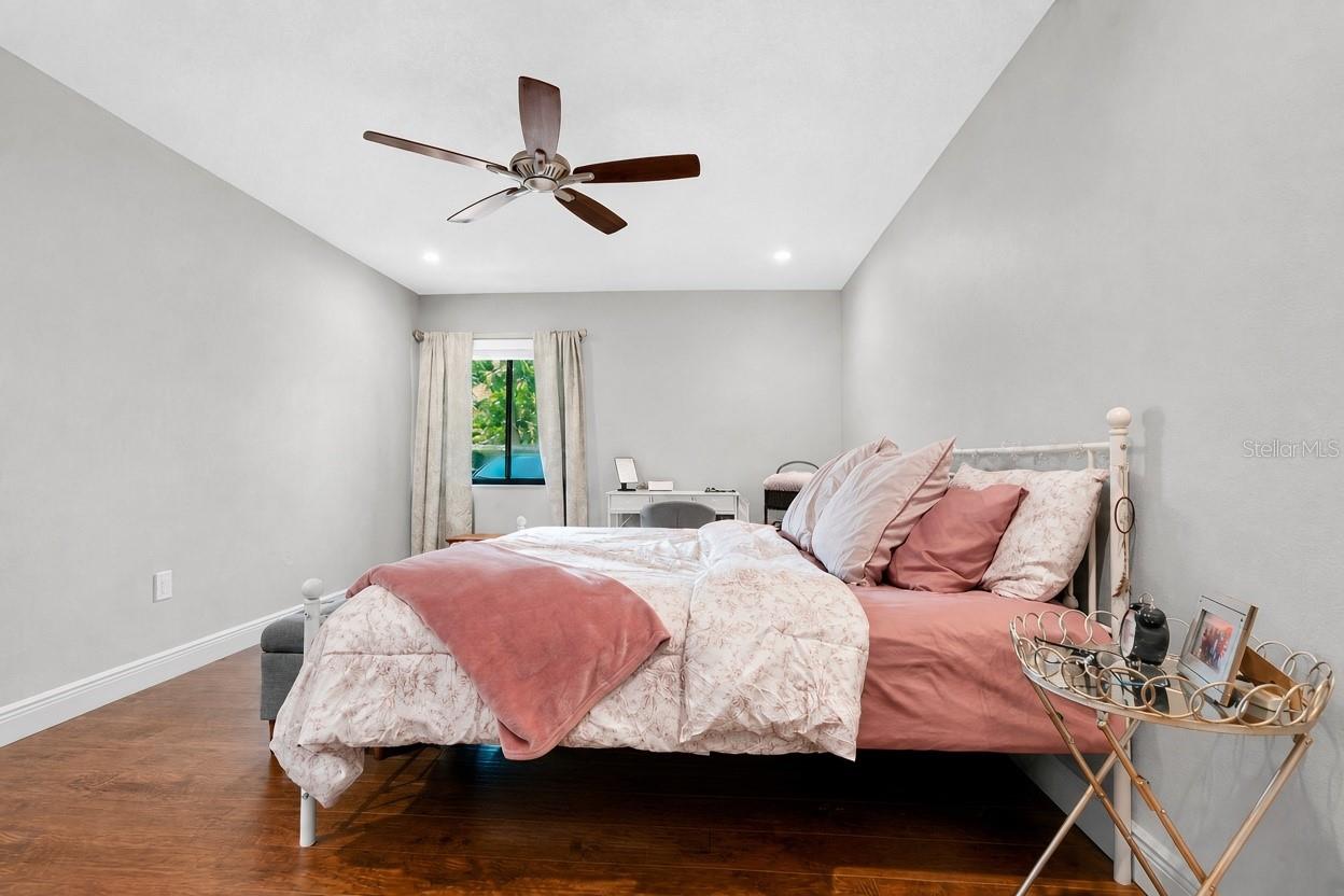 5395 Emerald Isle Dr #1011 Property Photo 17