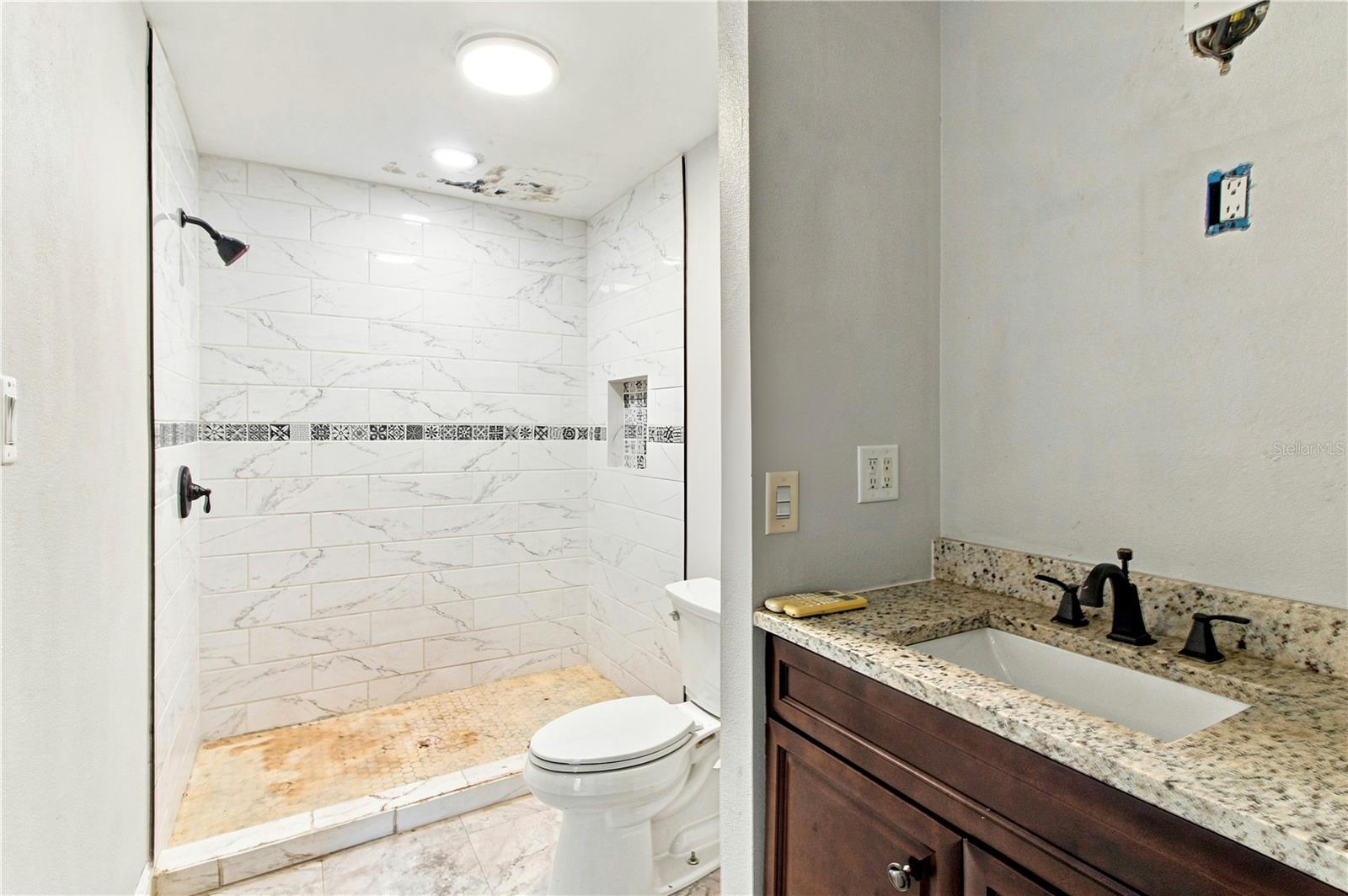 208 W 17th St Property Photo 17