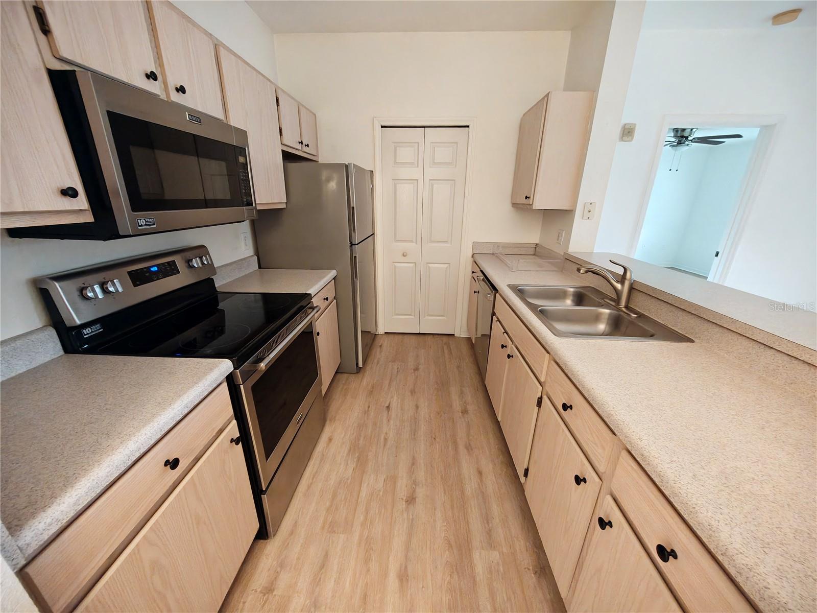 5471 Vineland Rd #7308 Property Photo 1