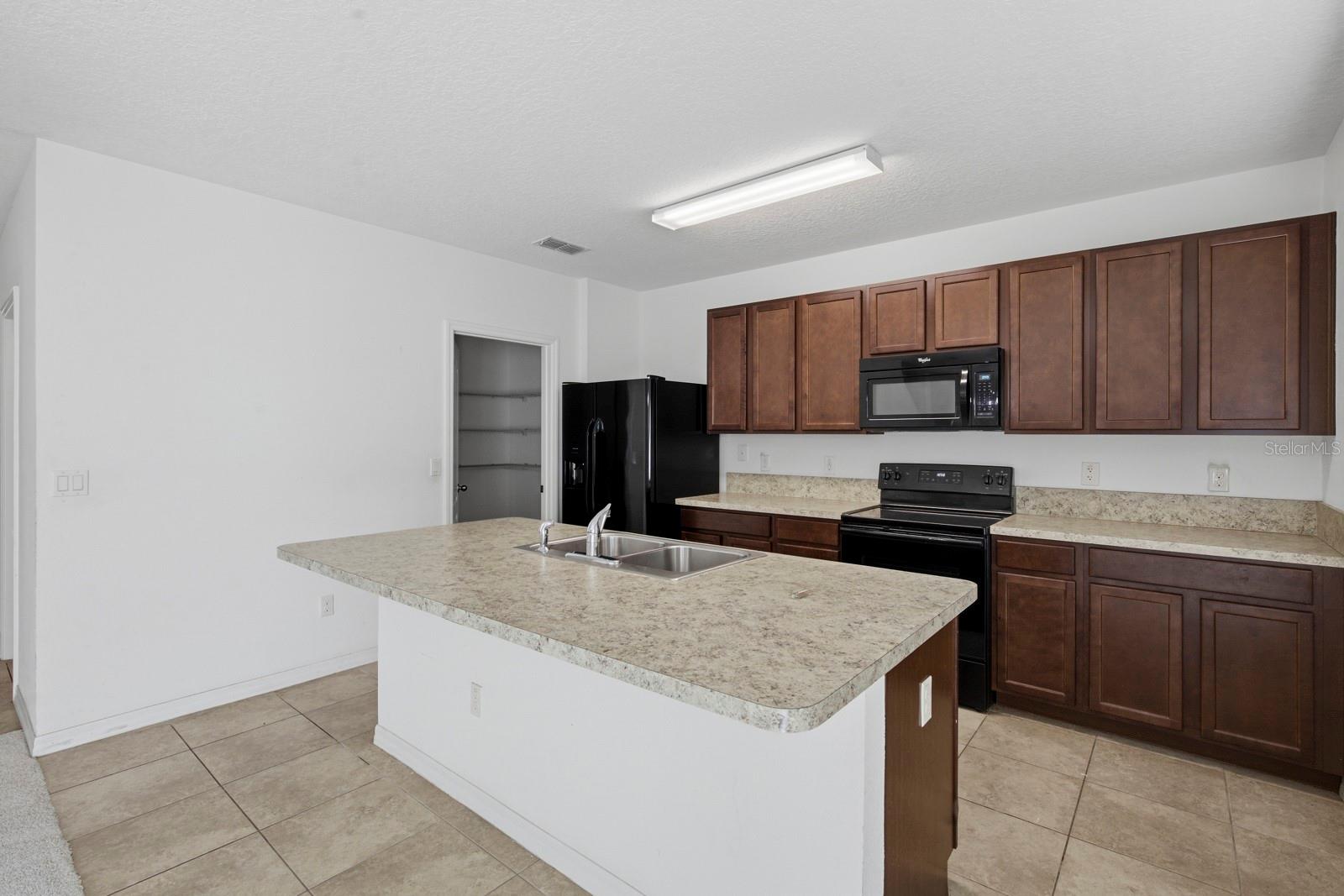 16604 Broadford Ln Property Photo 8