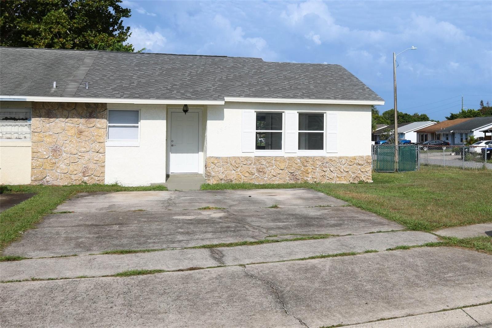 6950 Edgefield Ln Property Photo 2