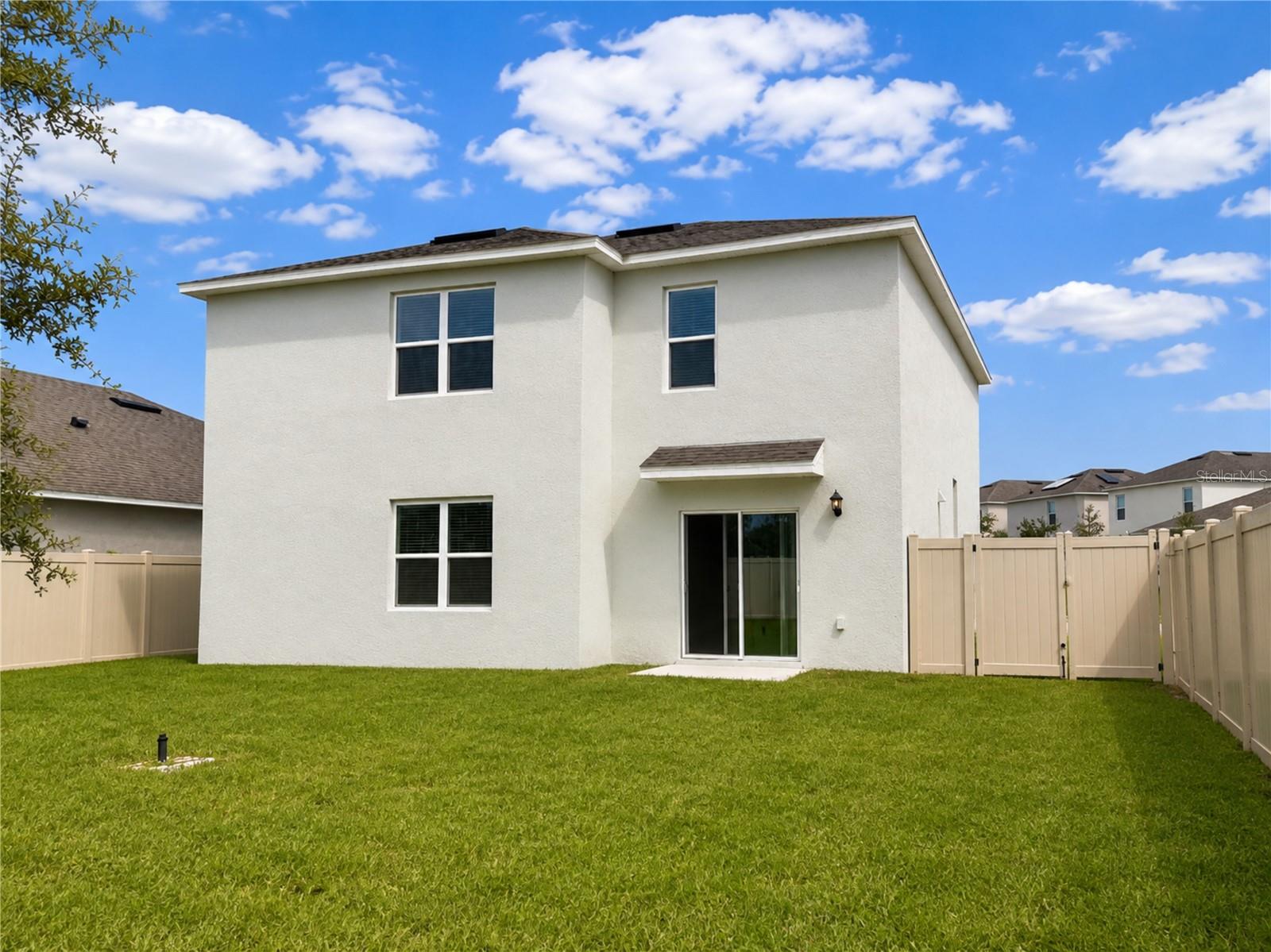 869 Ambleside Dr Property Photo 4