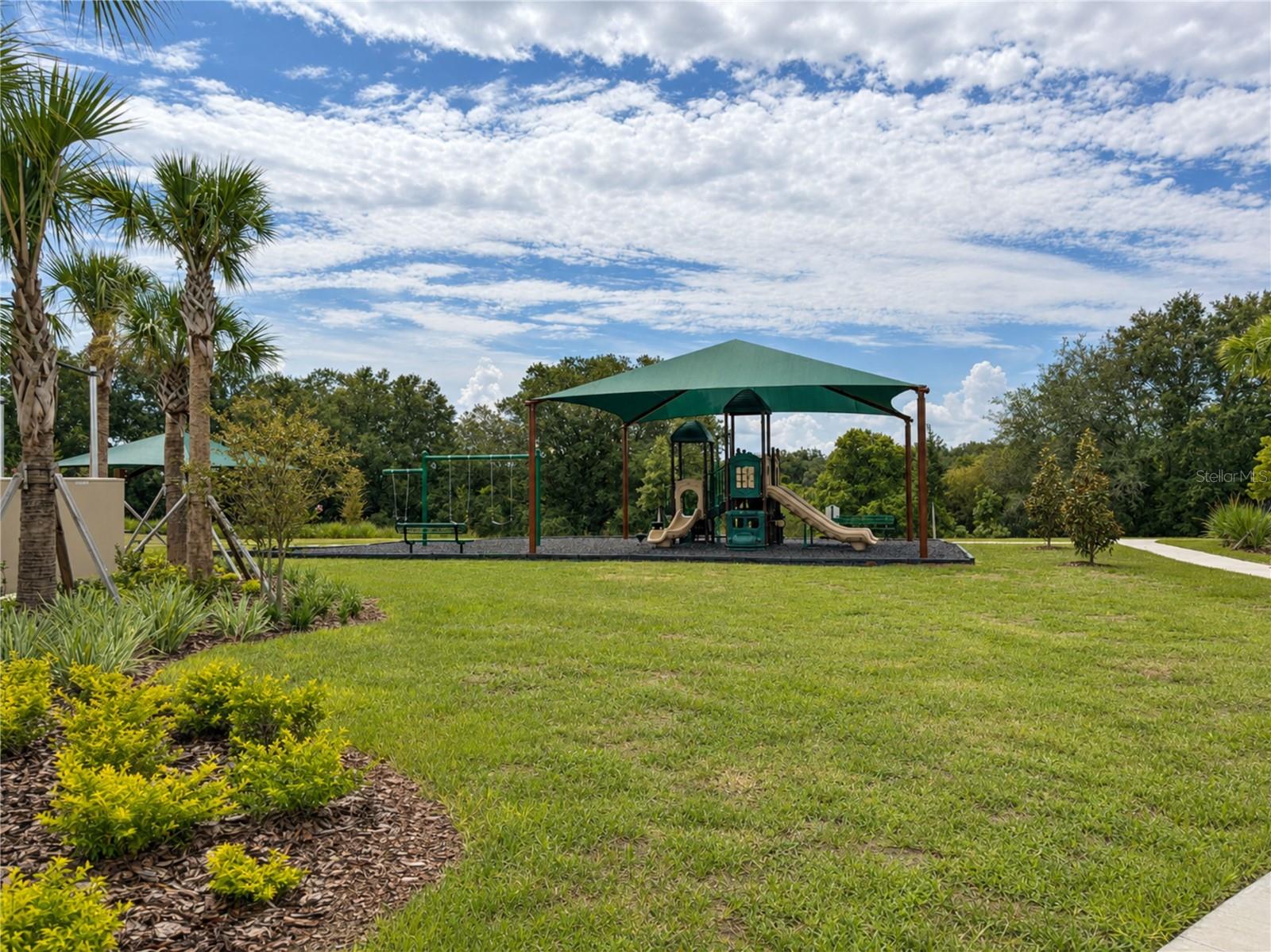 869 Ambleside Dr Property Photo 18