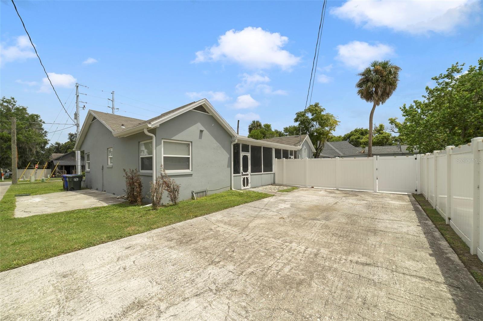 524 & 526 Sumner St Property Photo 16