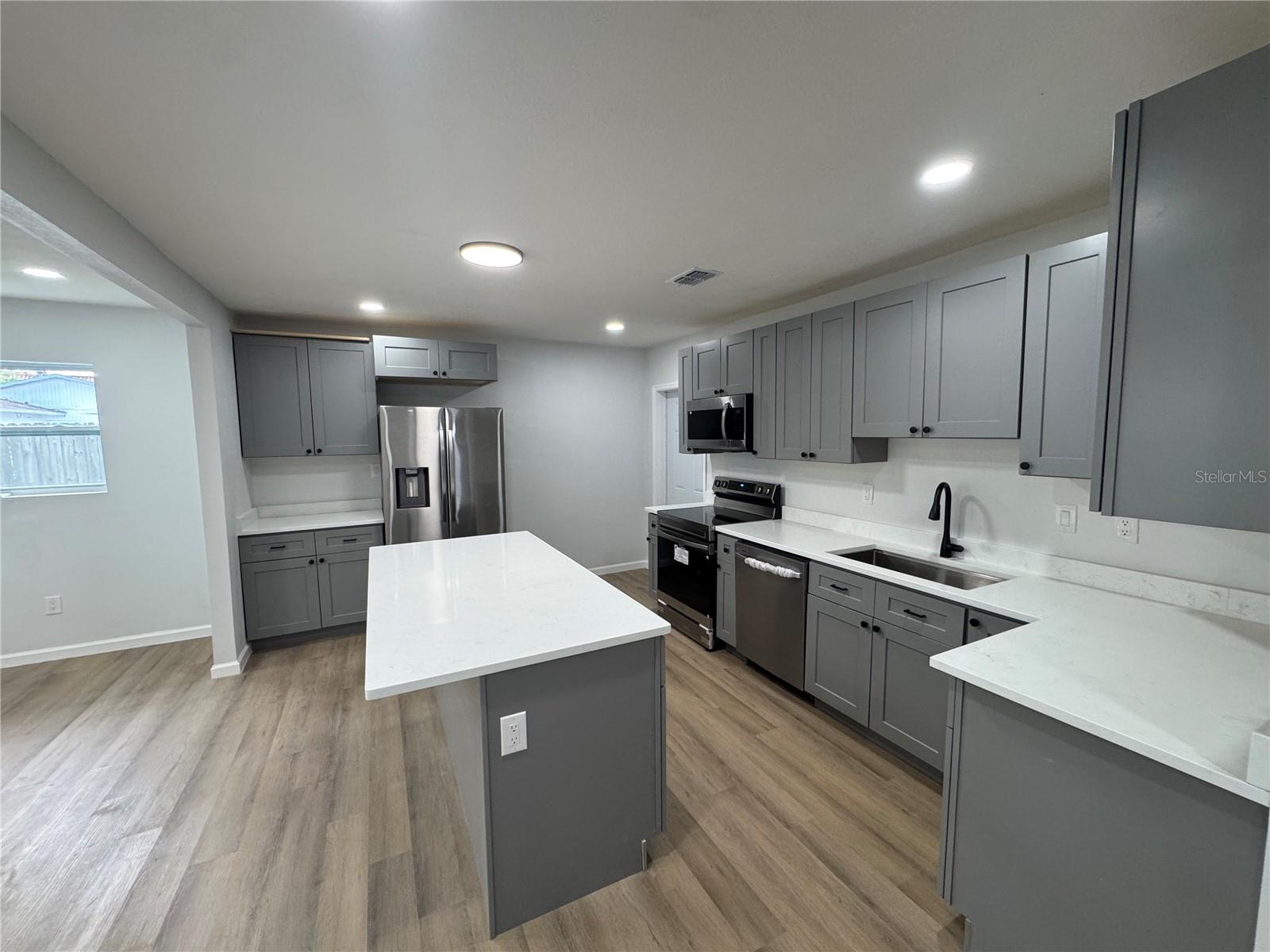 1407 Moselle Ave Property Photo 3