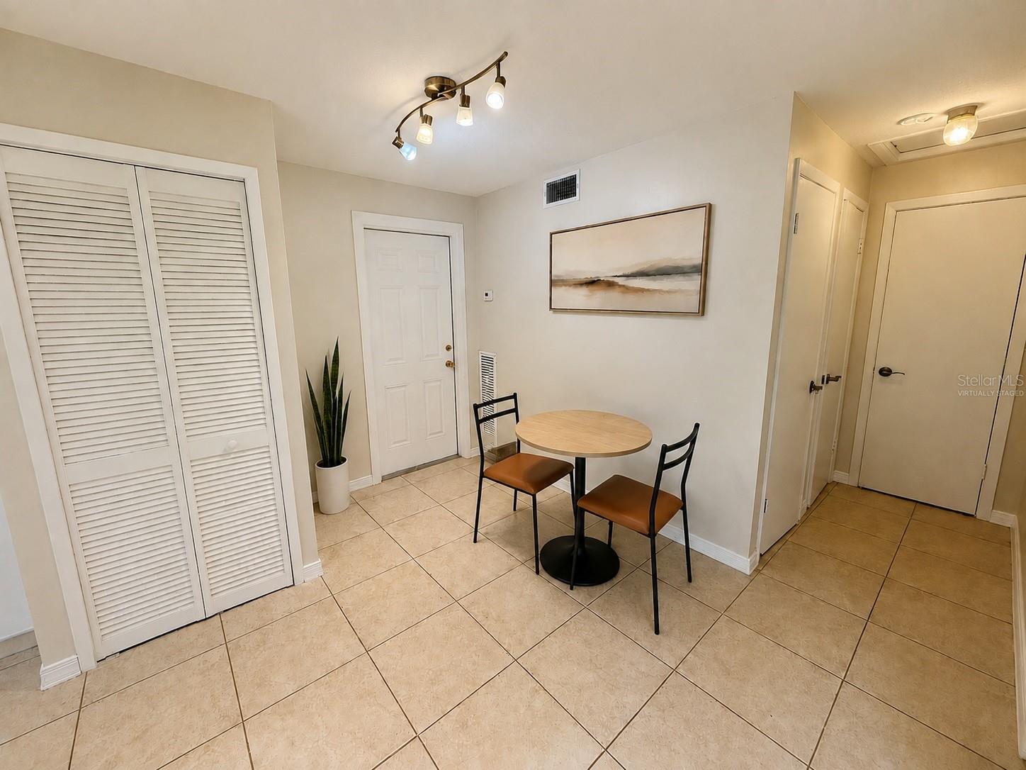 1123 Elmwood St #e Property Photo 3