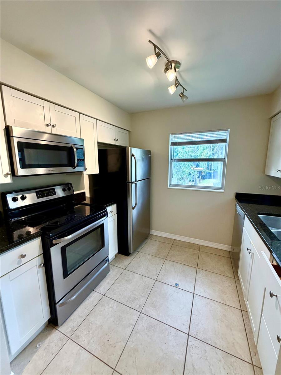 1123 Elmwood St #e Property Photo 6