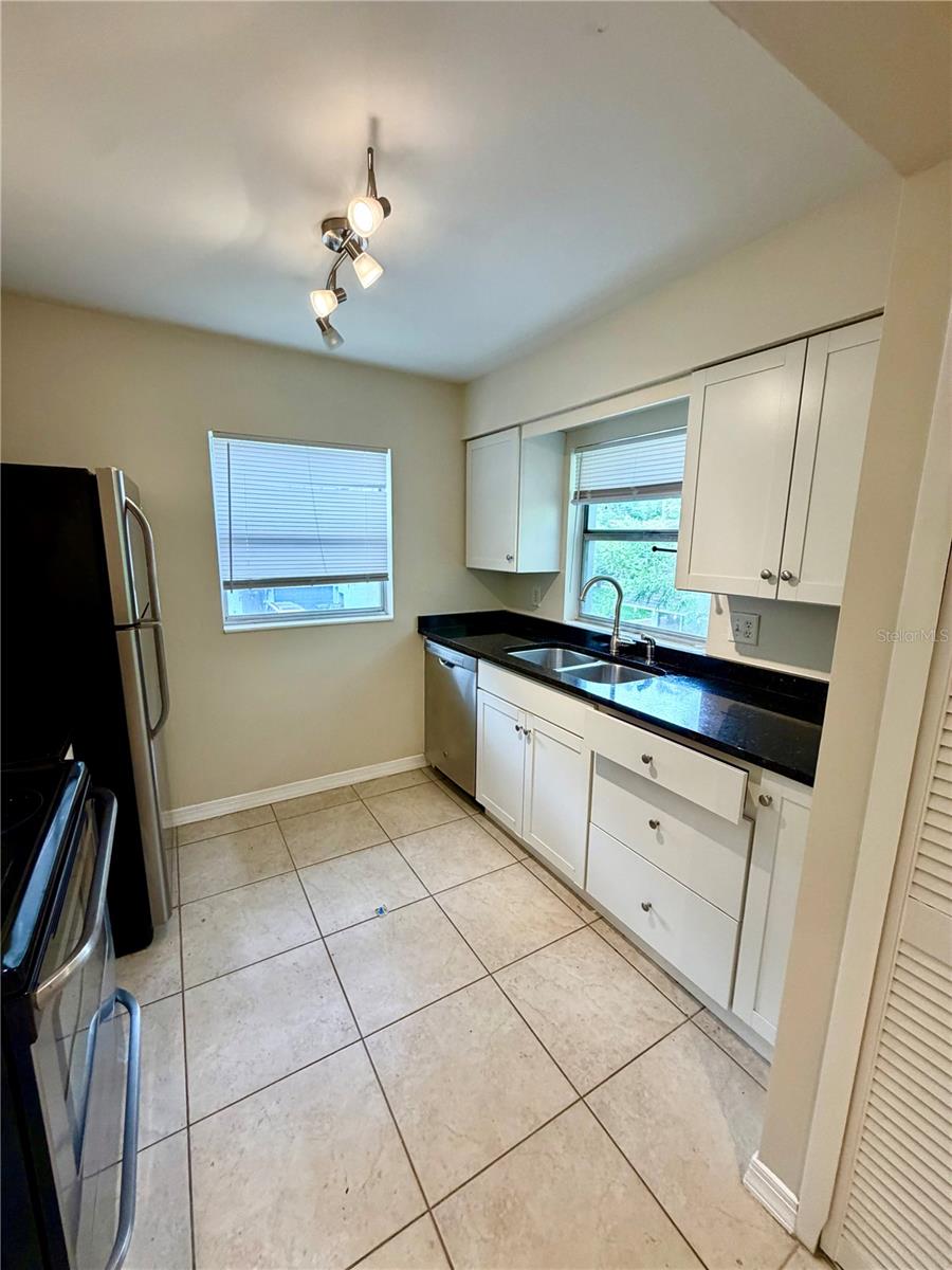 1123 Elmwood St #e Property Photo 7