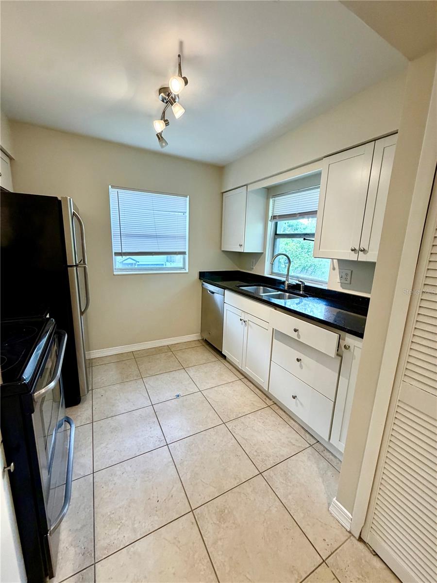 1123 Elmwood St #e Property Photo 8