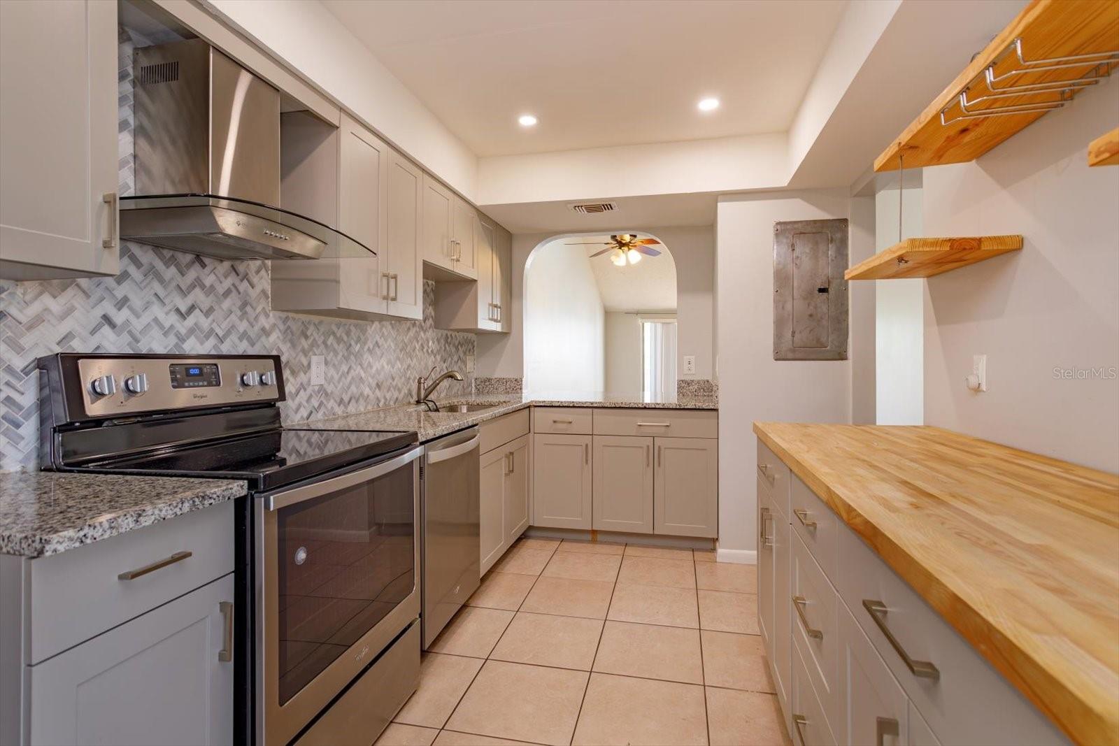 5429 Vineland Rd #6f Property Photo 6