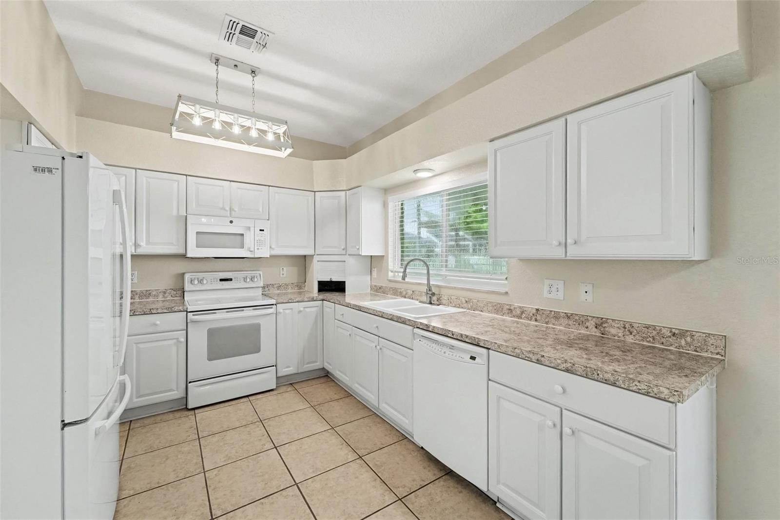 19431 Sandy Springs Cir Property Photo 6