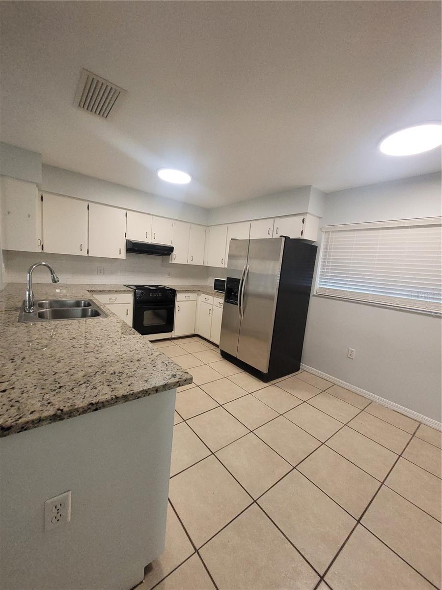 937 Aragon Ave Property Photo 6