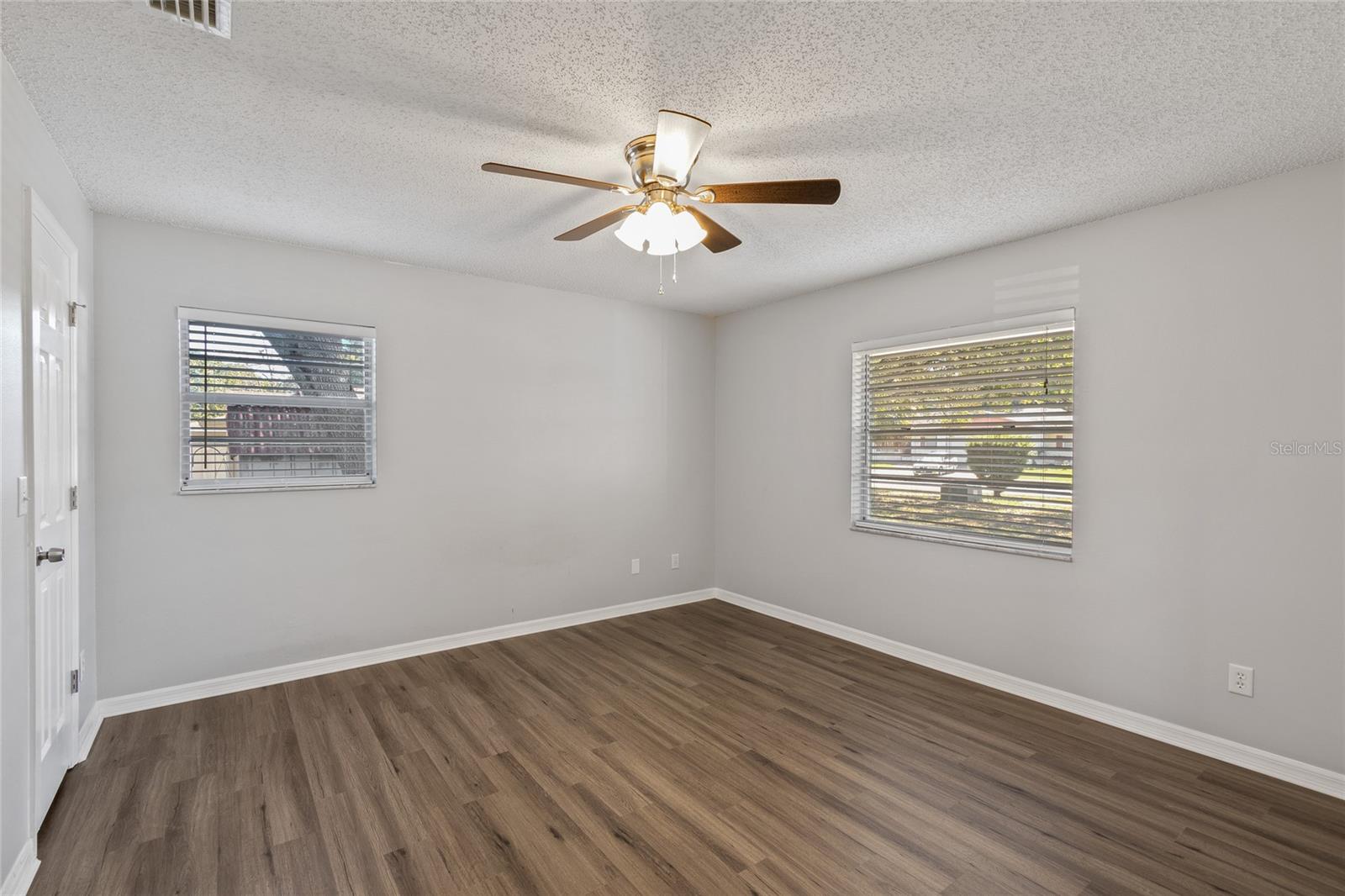 2711 N Dellwood Dr Property Photo 2