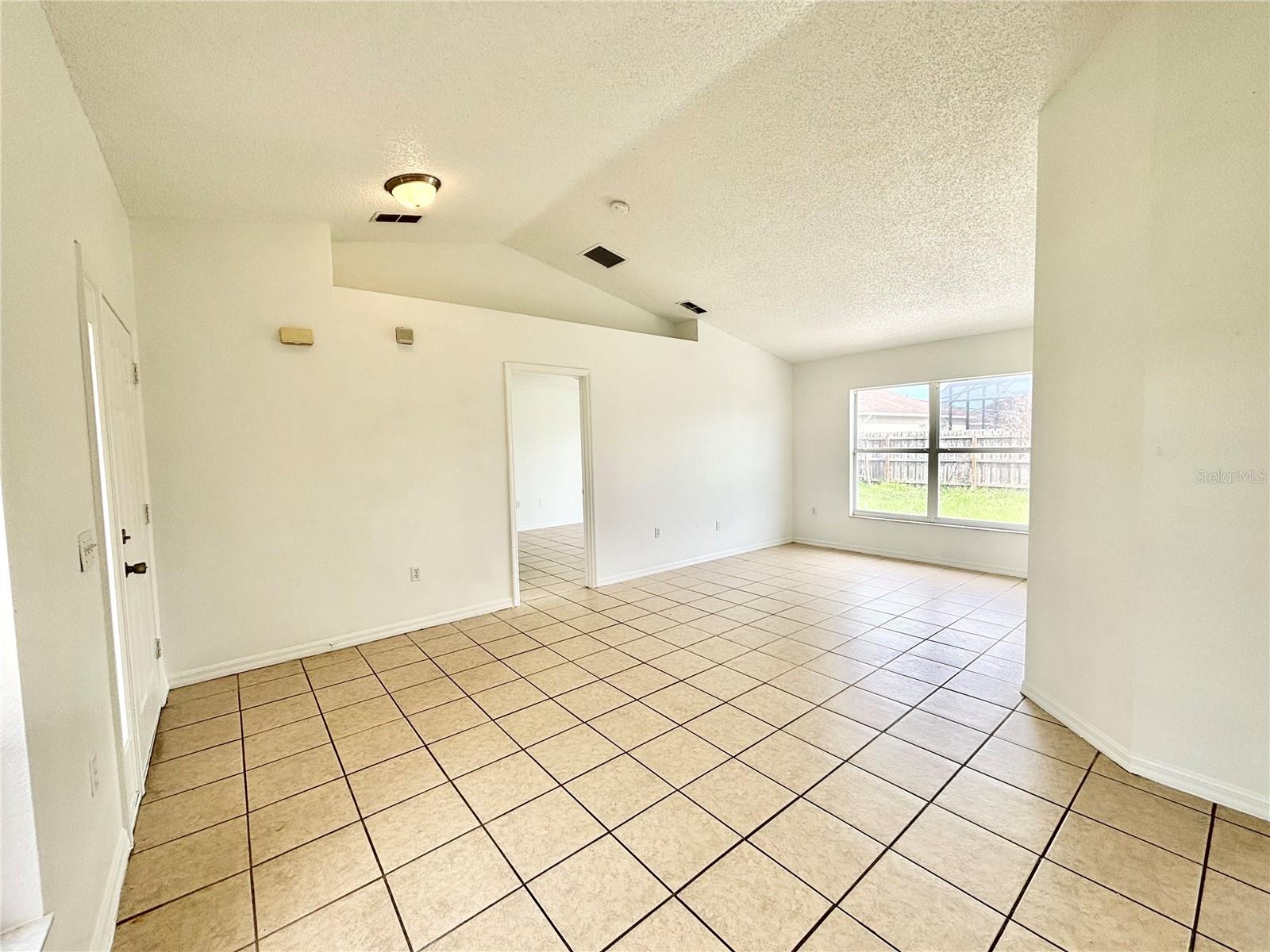 362 Aylesbury Ct Property Photo 3