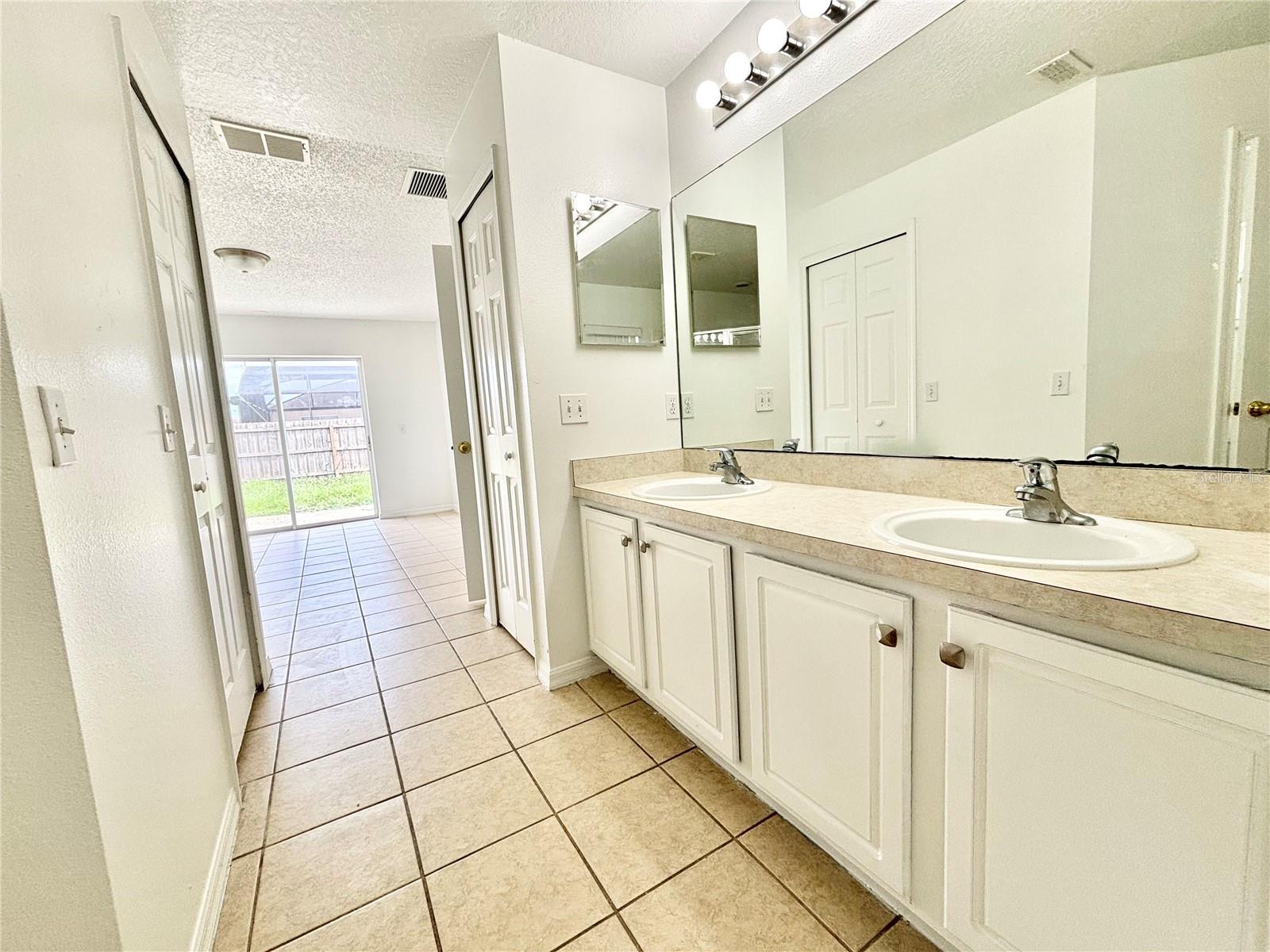 362 Aylesbury Ct Property Photo 7