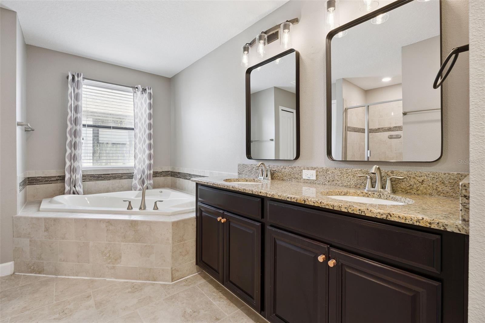 7618 Bluejack Oak Dr Property Photo 14