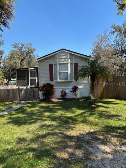 1749 ELIZABETH ST Property Photo 1