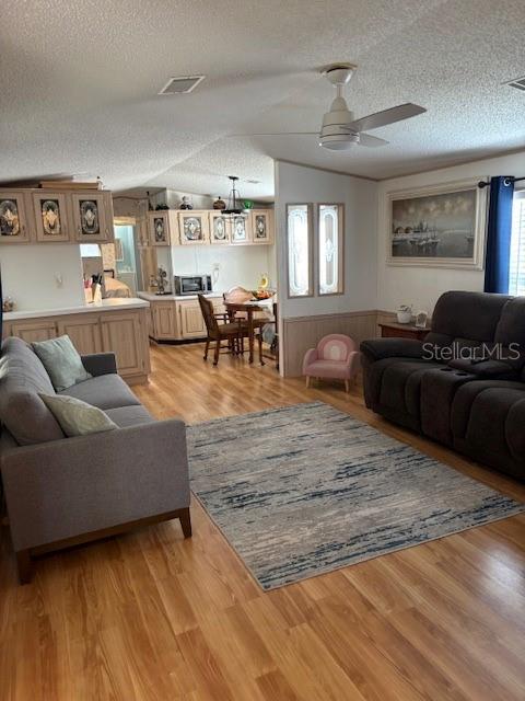 1749 Elizabeth St Property Photo 3