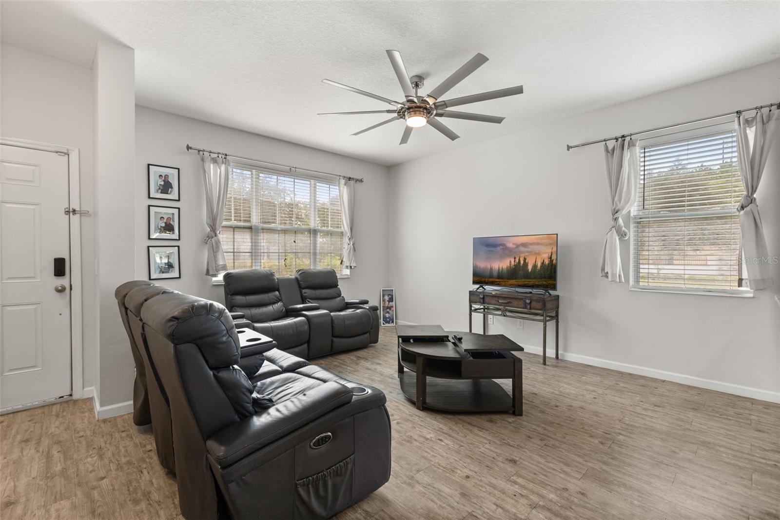 2427 Liner Ave Property Photo 3