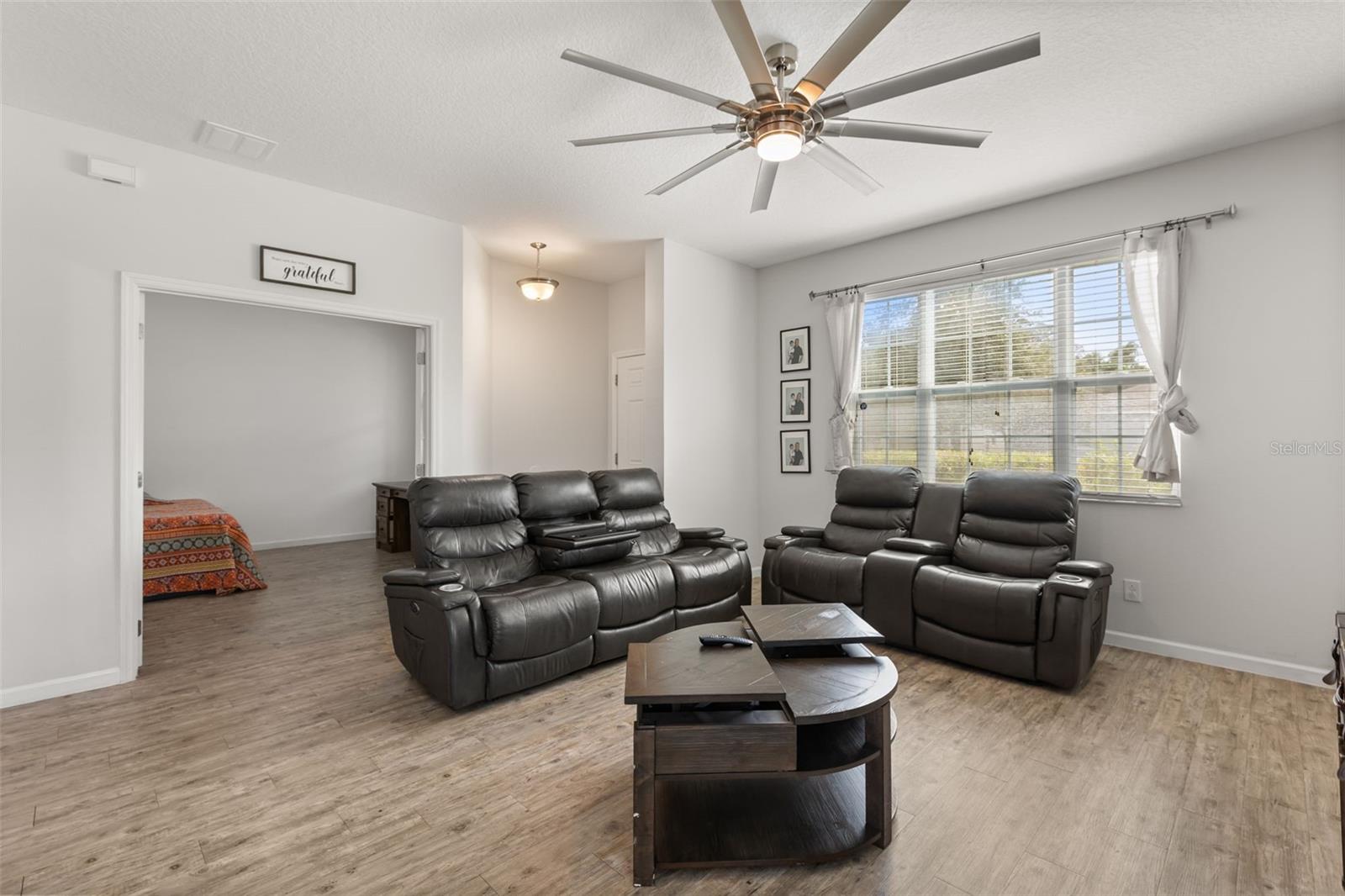 2427 Liner Ave Property Photo 4