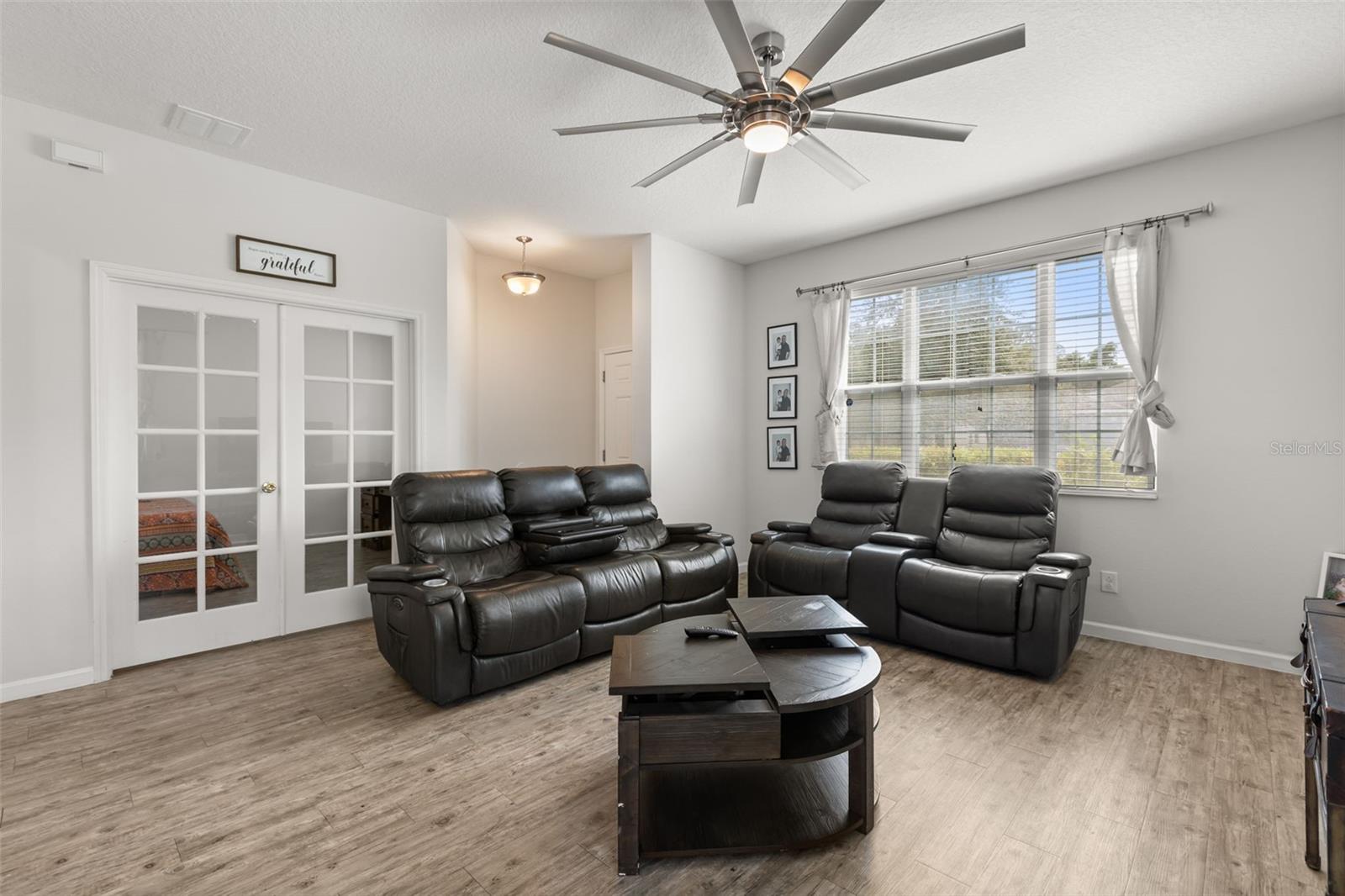 2427 Liner Ave Property Photo 5