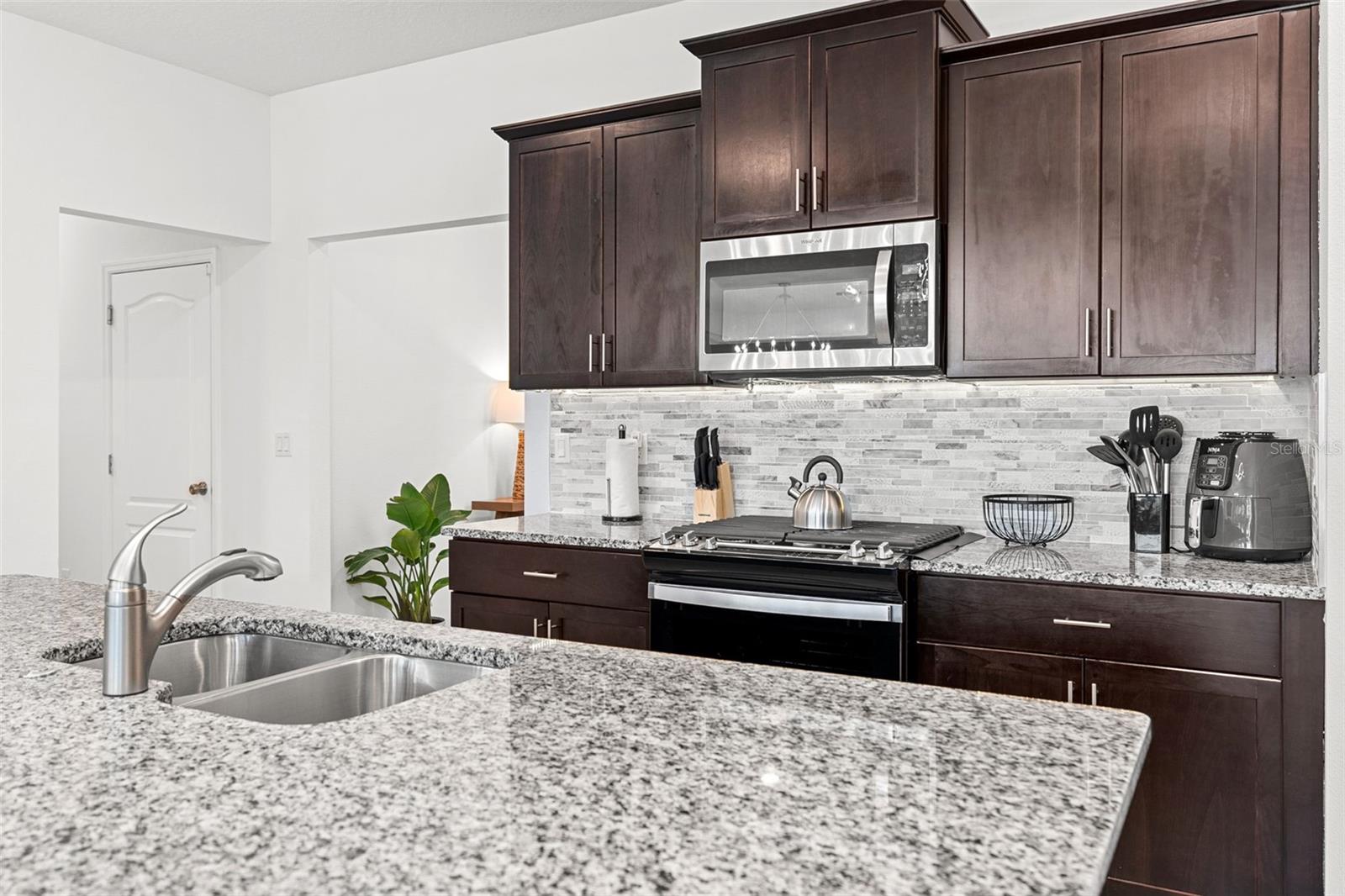 7552 Oakmoss Loop Property Photo 10
