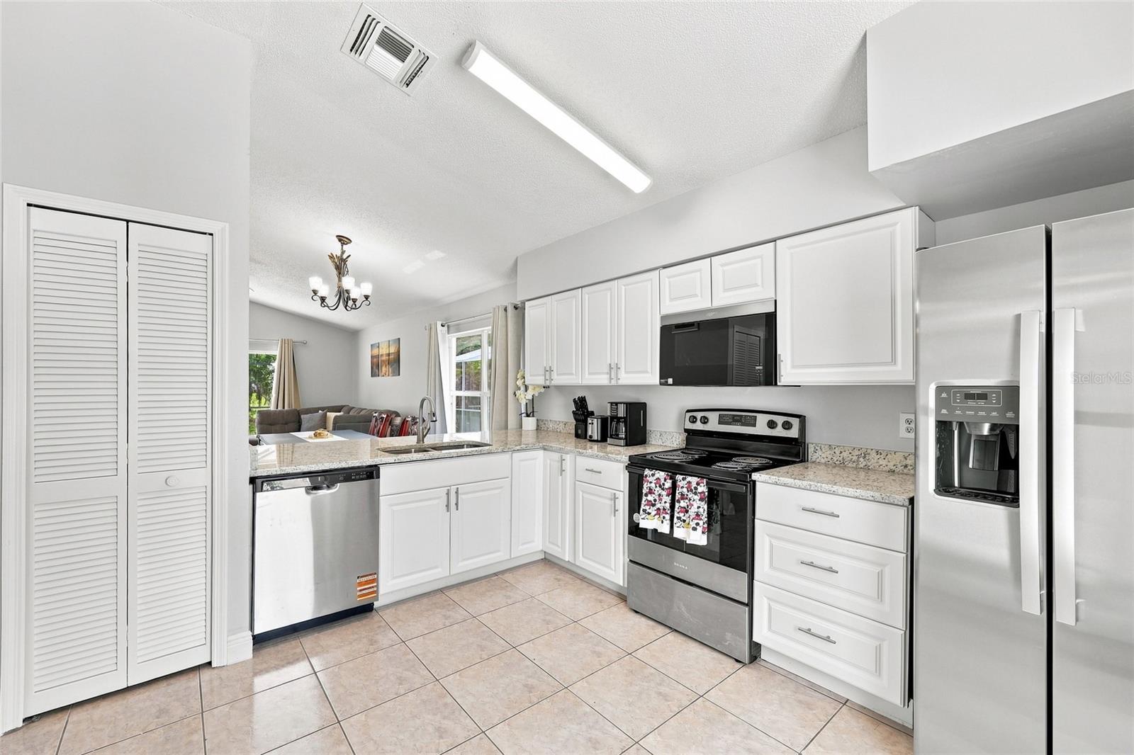 2537 Chatham Cir Property Photo 3
