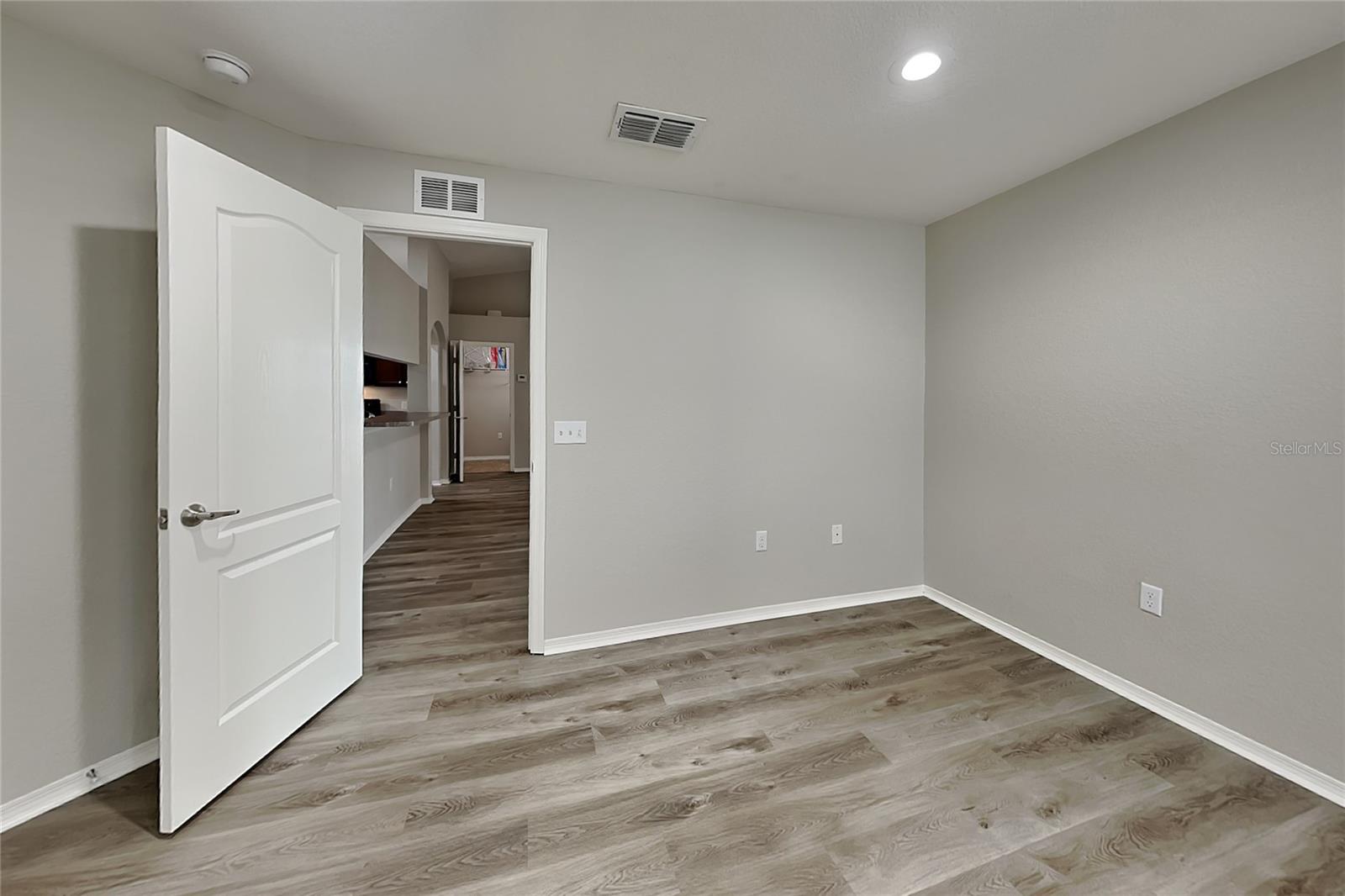 O6436985 Property Photo 5