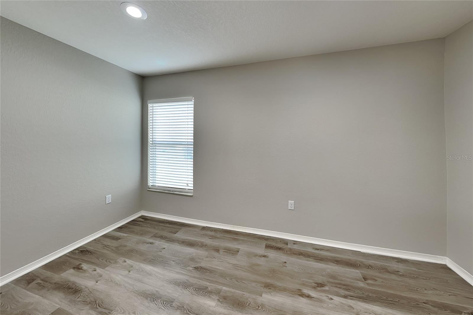 O6436985 Property Photo 6