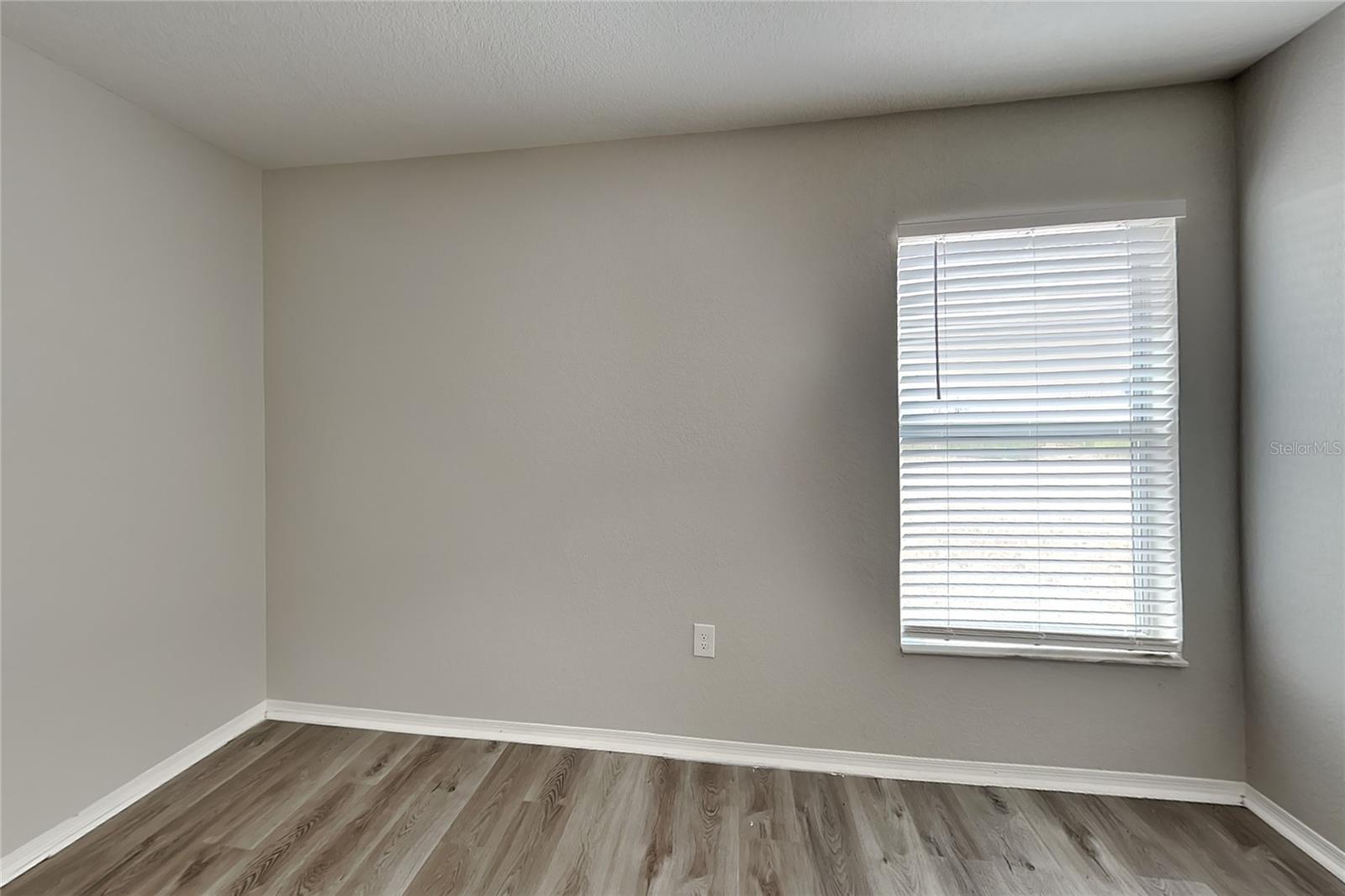 O6436985 Property Photo 11