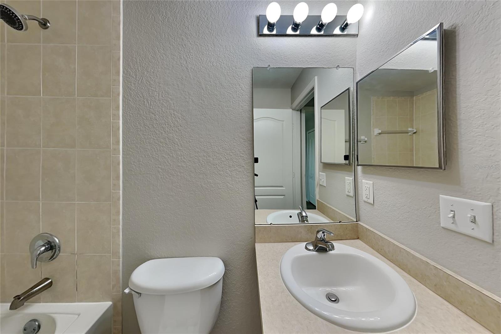 O6436985 Property Photo 13