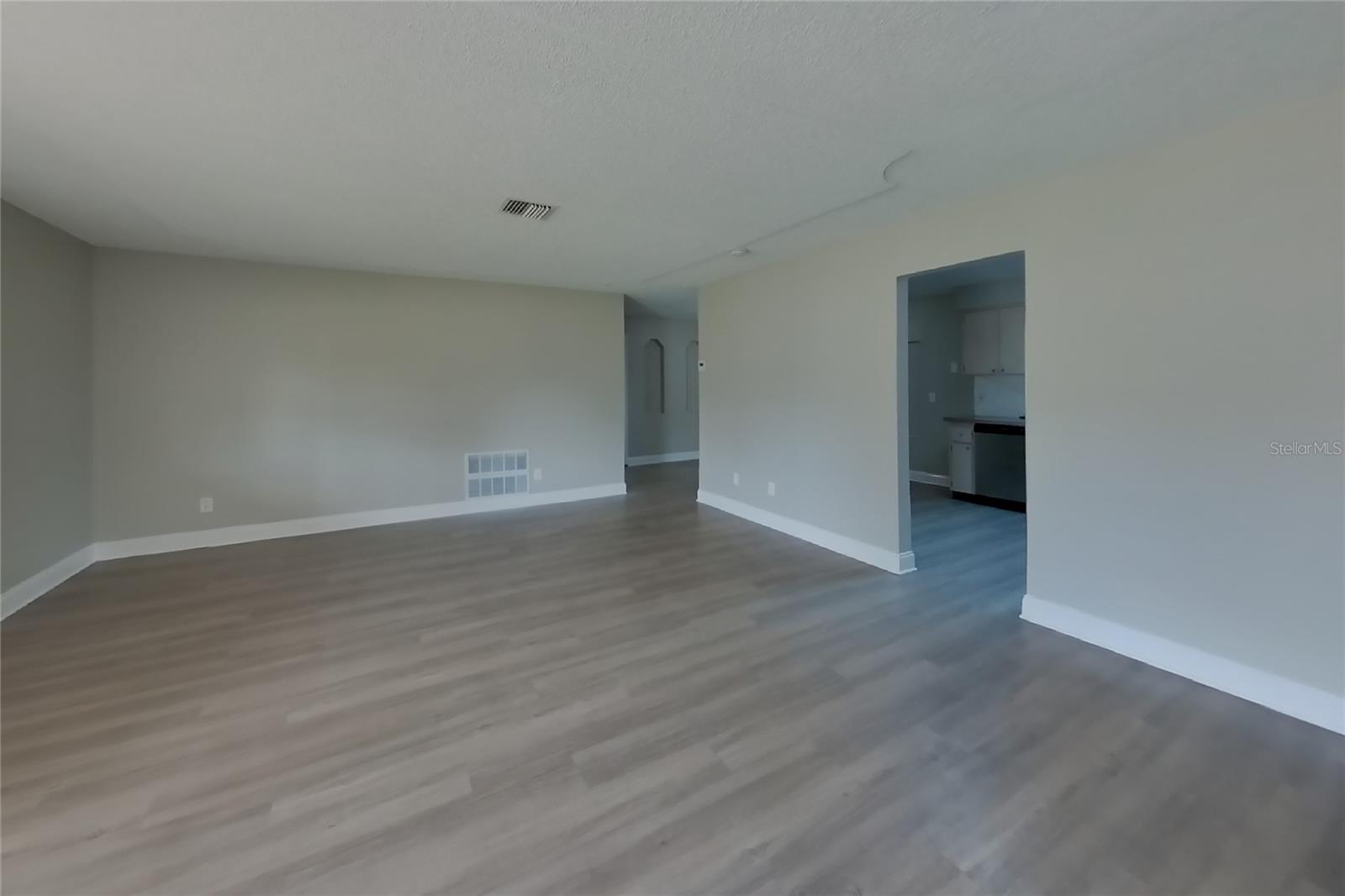 O6436987 Property Photo 3