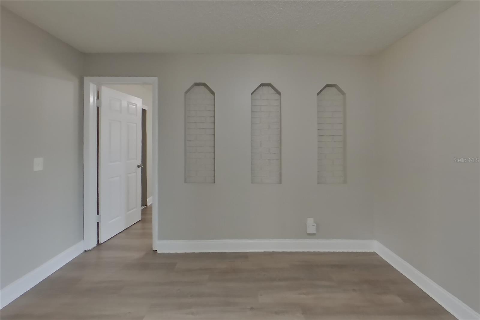 O6436987 Property Photo 5