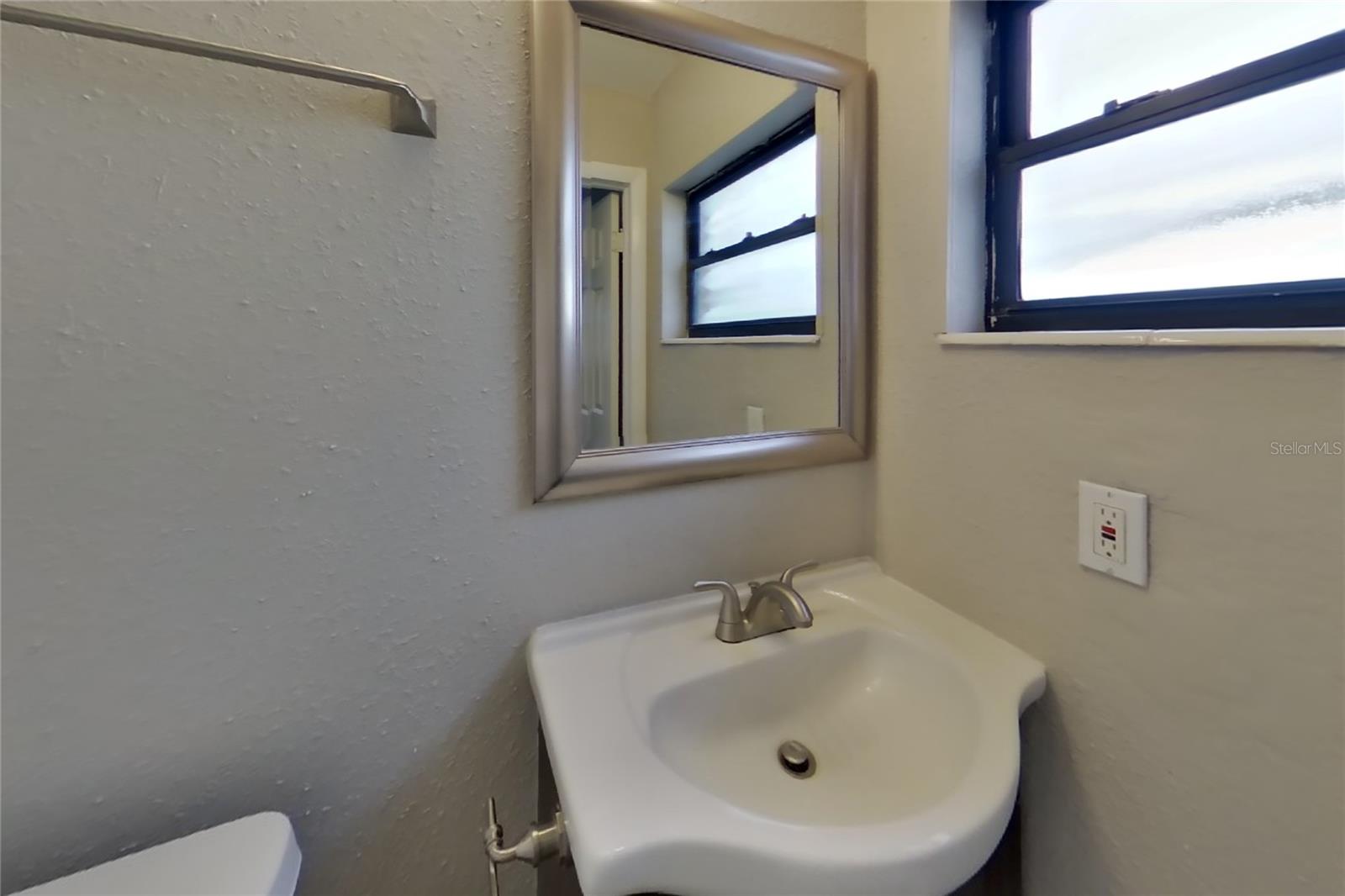 O6436987 Property Photo 10