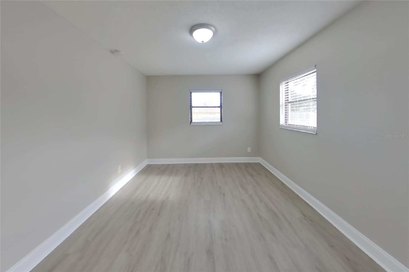 O6436987 Property Photo 12
