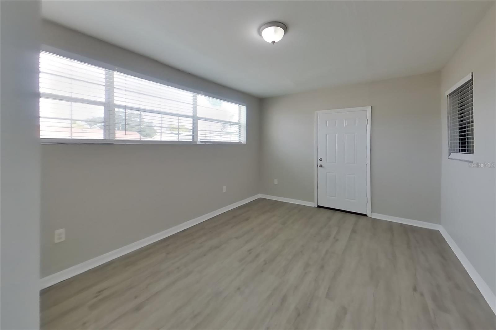 O6436987 Property Photo 14