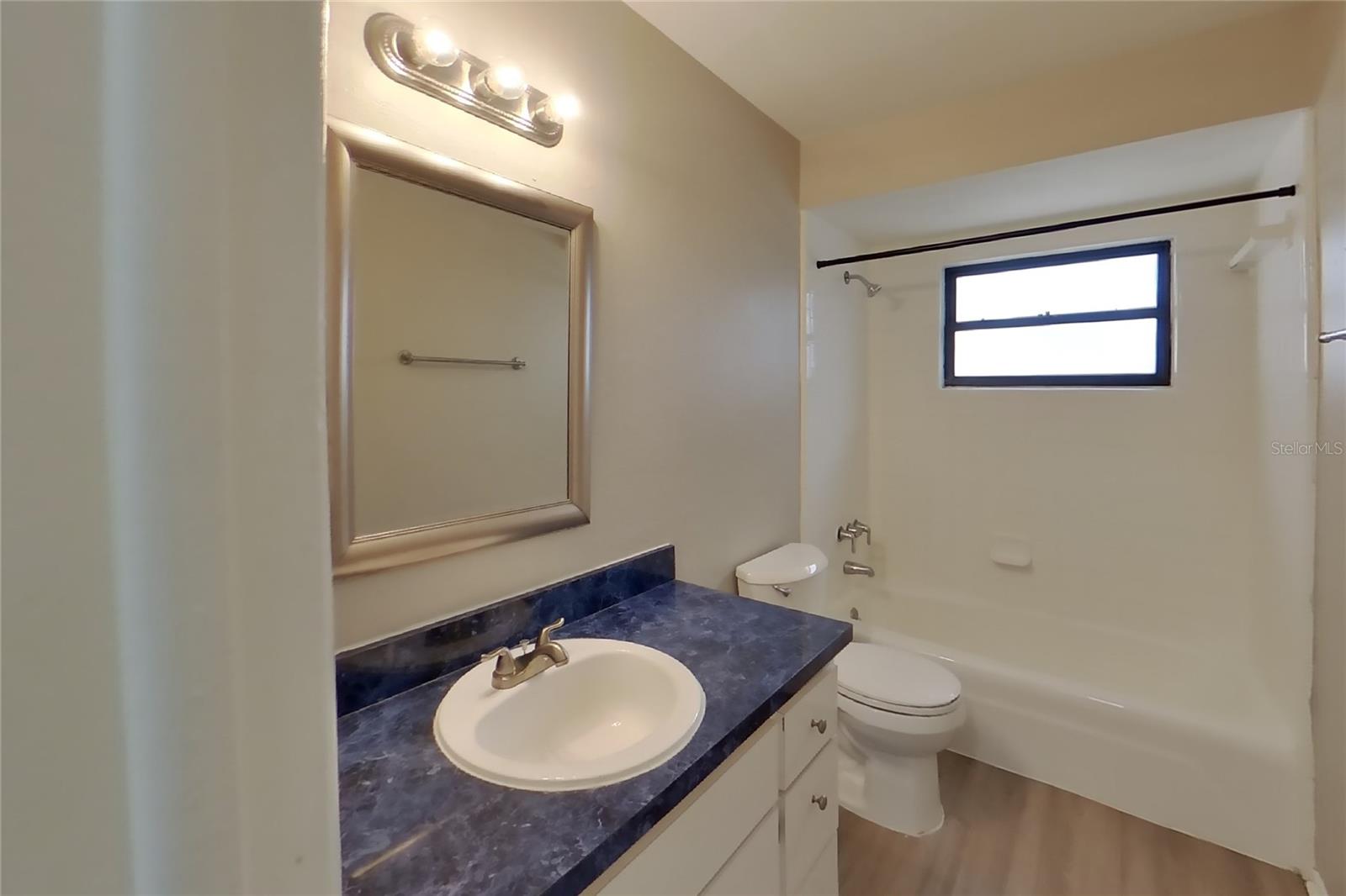 O6436987 Property Photo 15