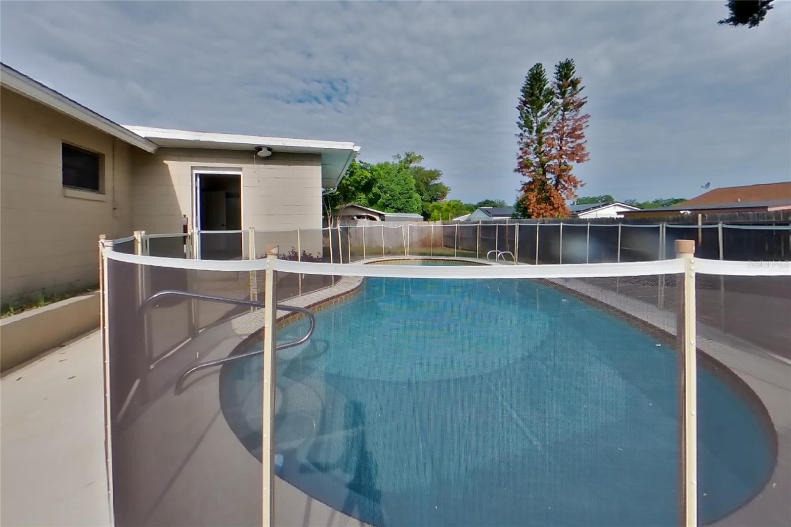 O6436987 Property Photo 16
