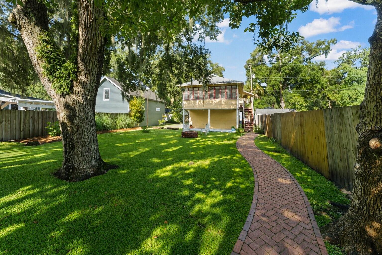 1018 S Elm Ave Property Photo 2