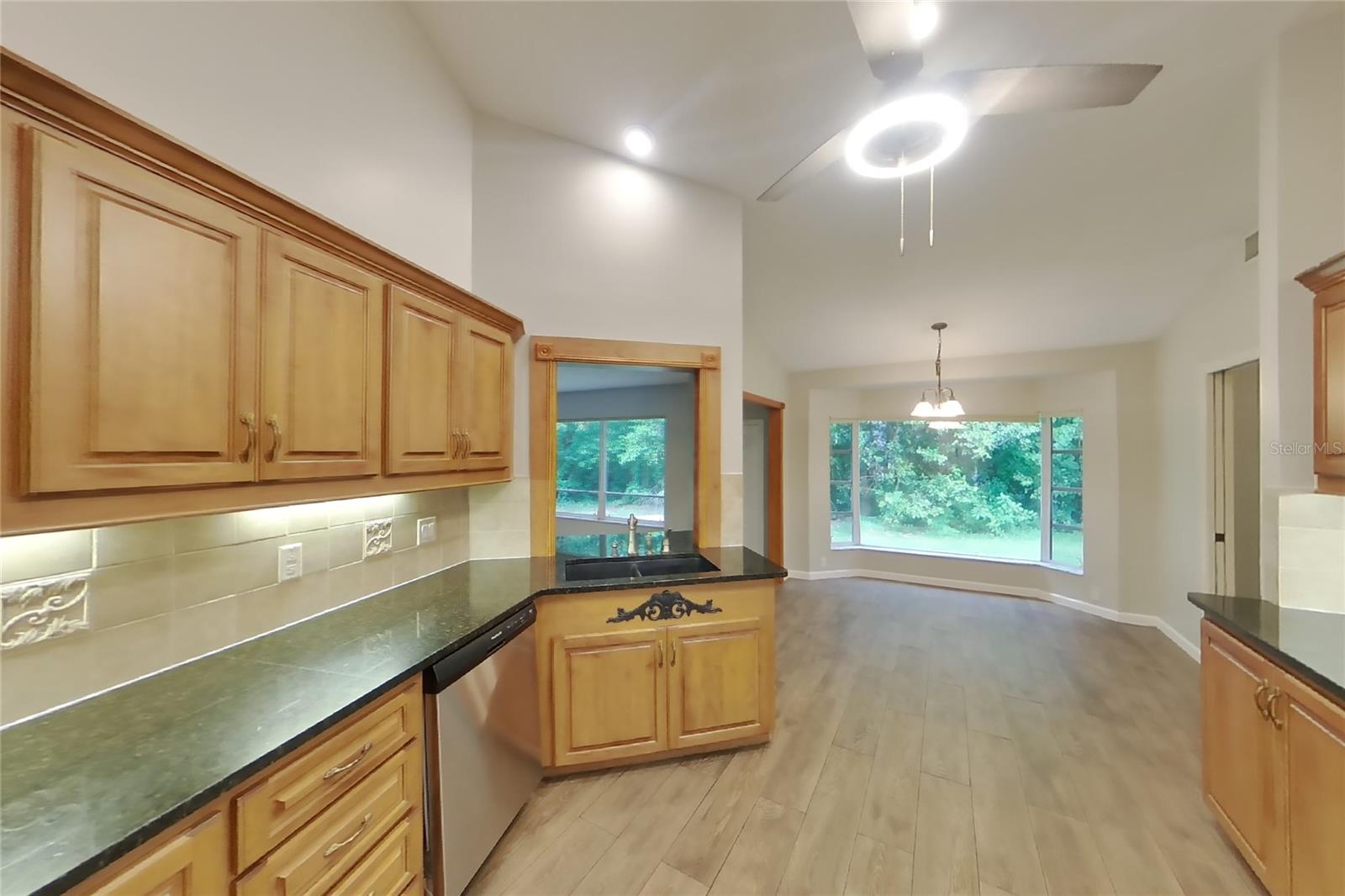 O6437098 Property Photo 5